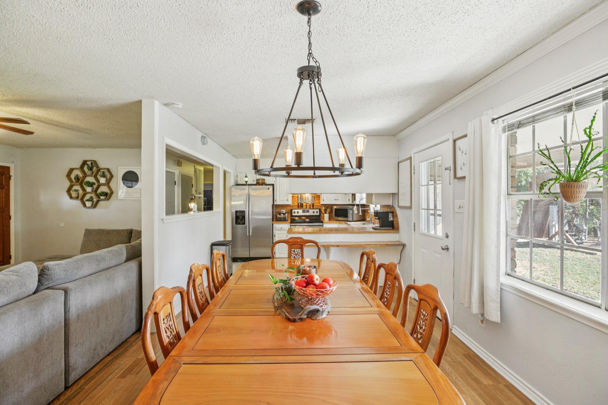 208 E Tomlinson St, Florence, TX 76527