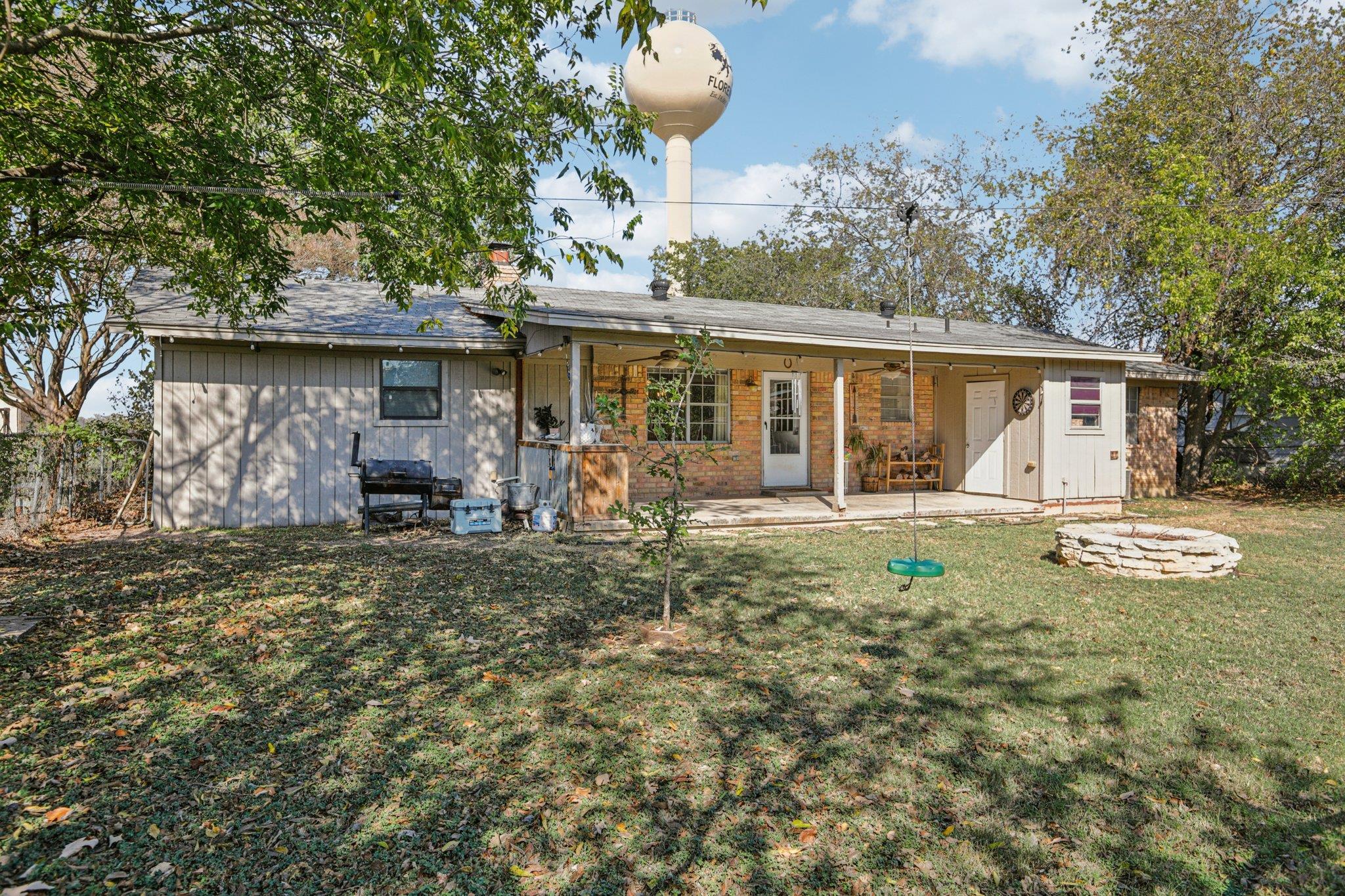 208 E Tomlinson St, Florence, TX 76527