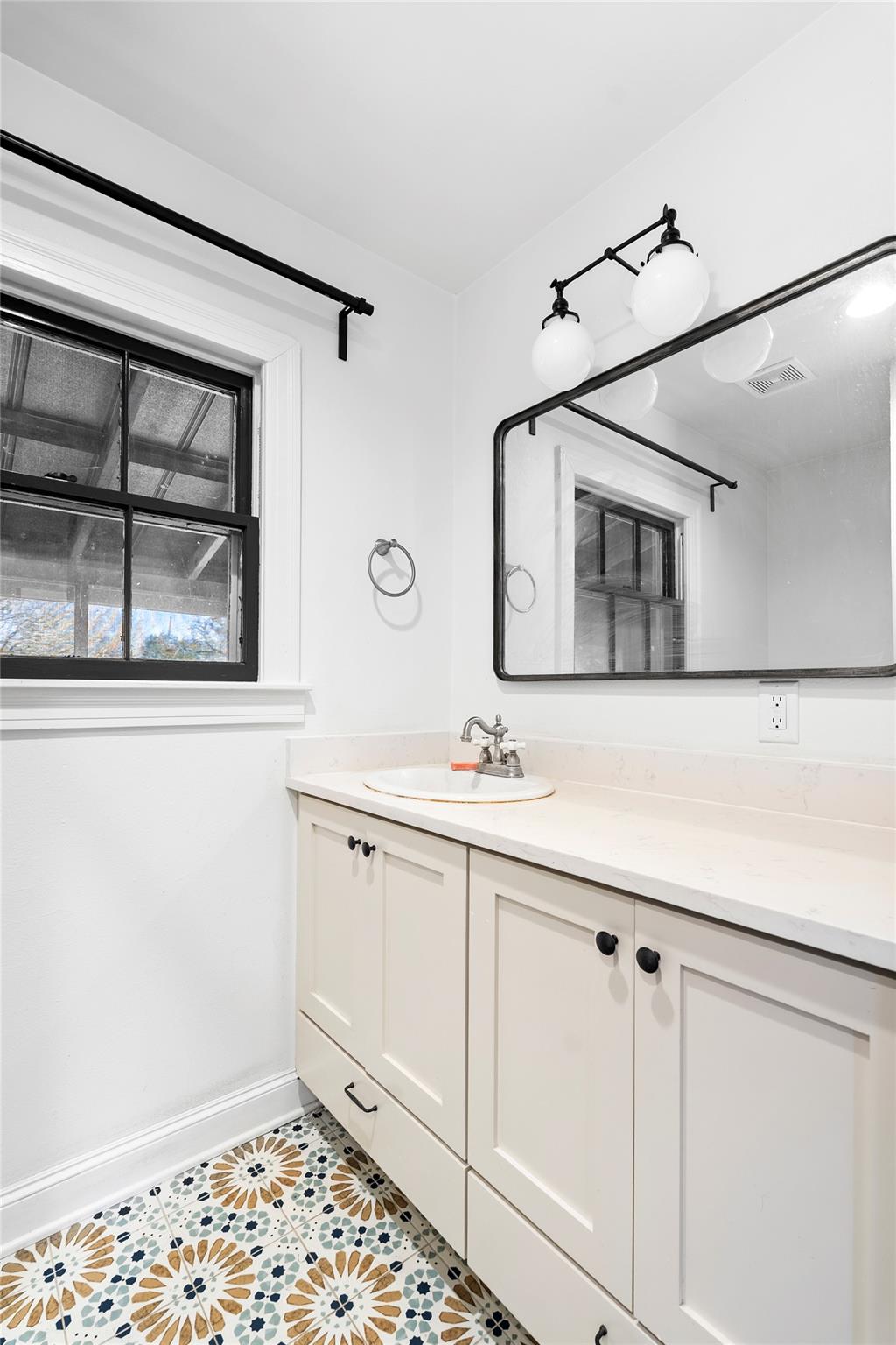 517 N Avenue F, Elgin, TX 78621