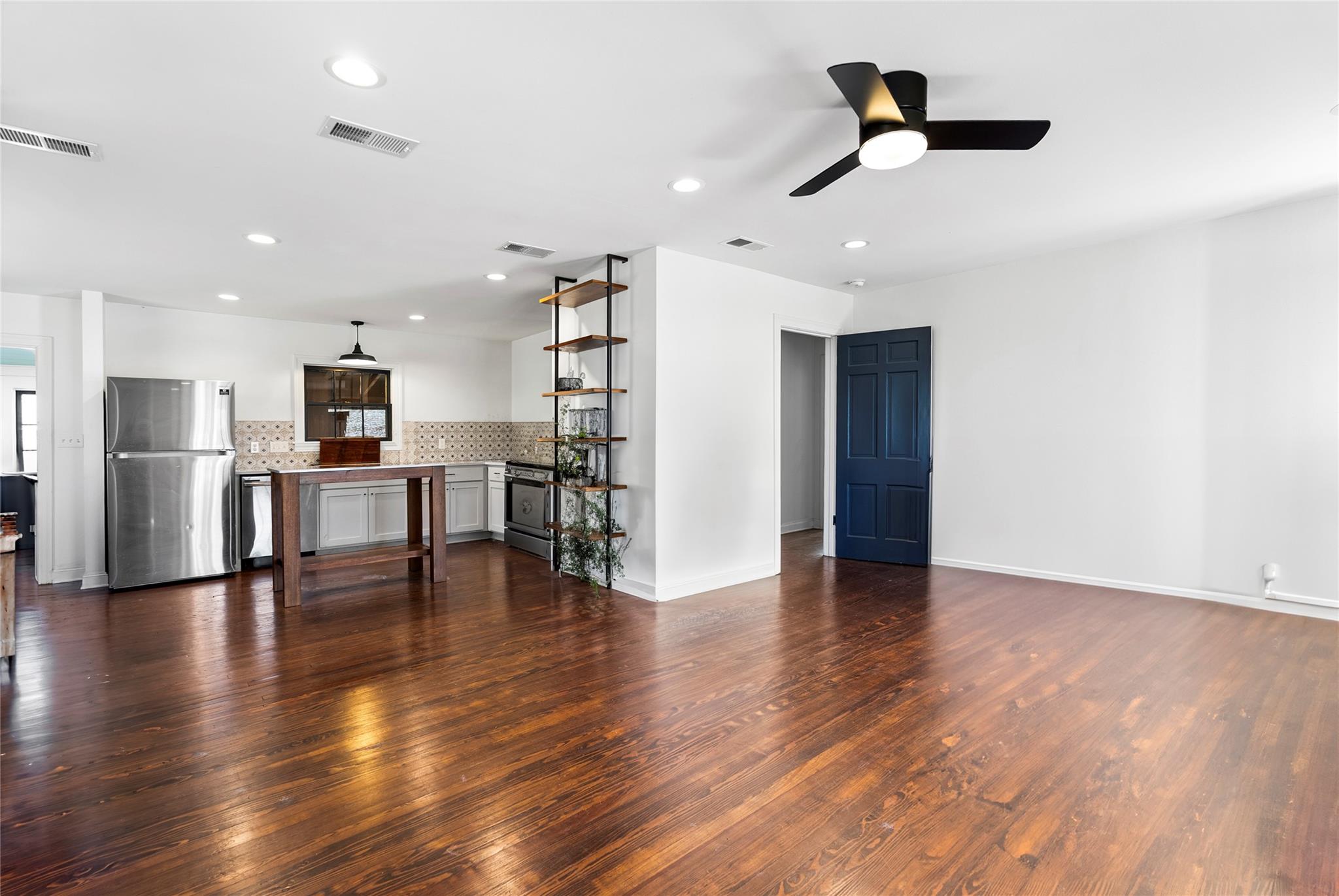 517 N Avenue F, Elgin, TX 78621