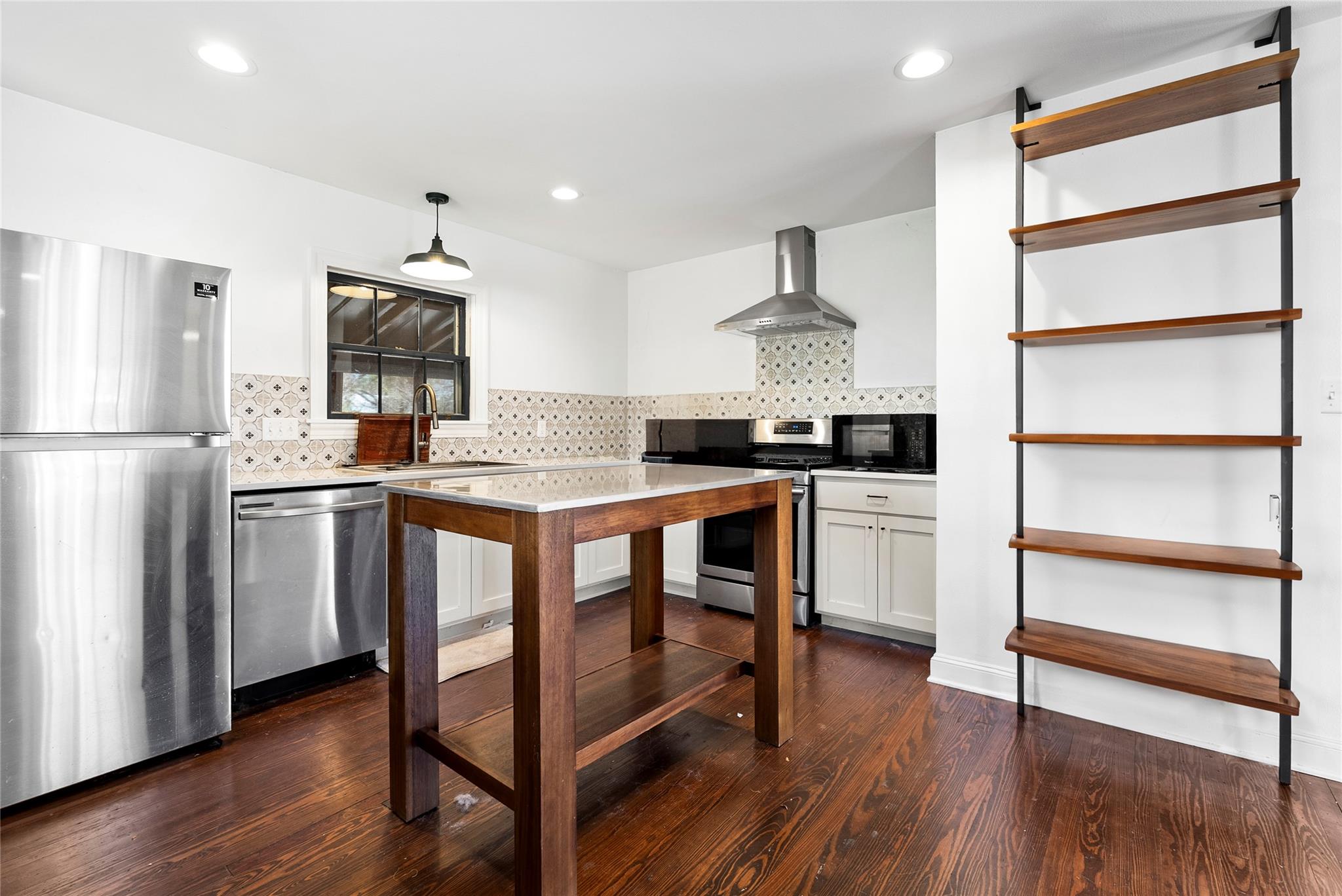 517 N Avenue F, Elgin, TX 78621