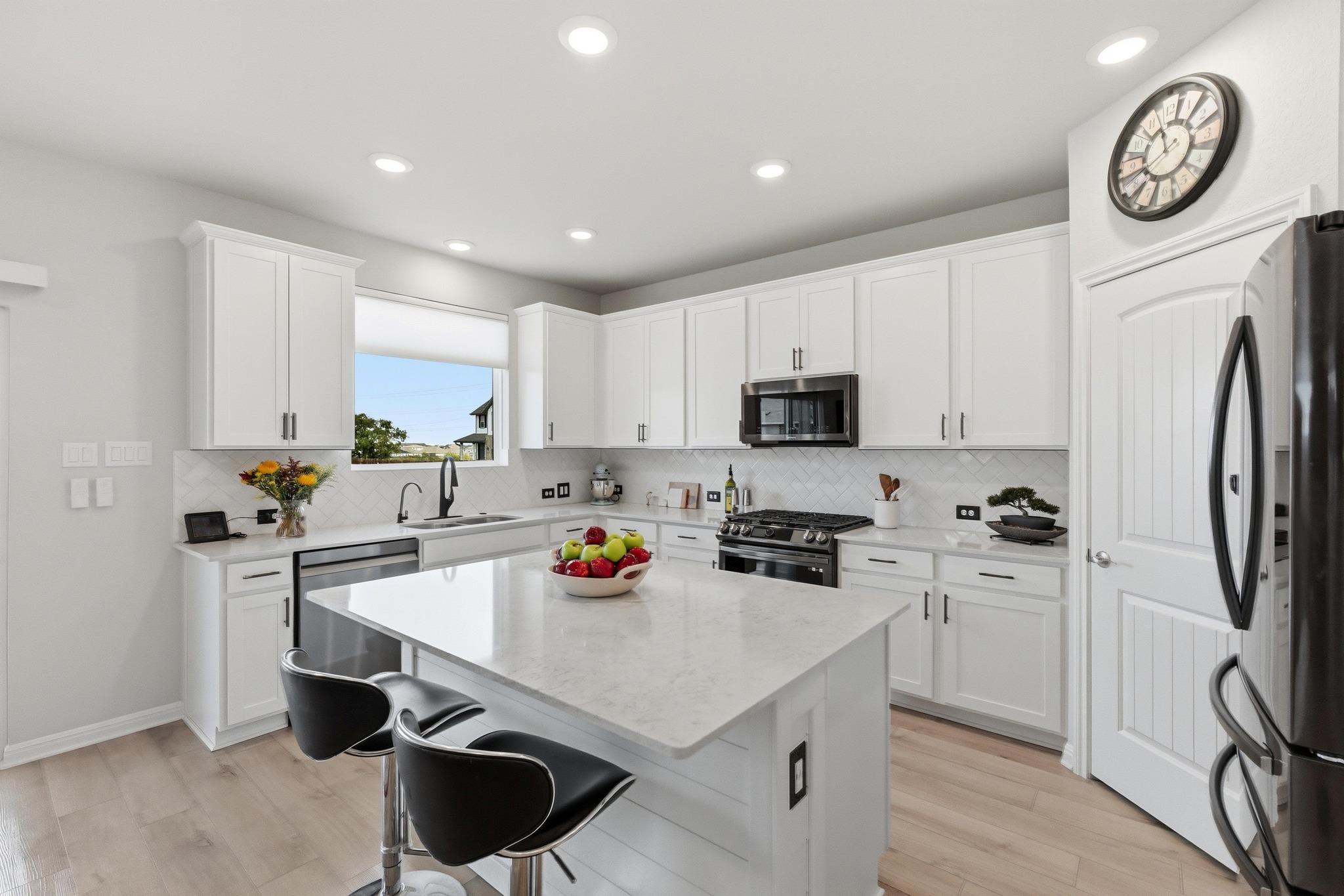 323 Blackbear Dr, Hutto, TX 78634