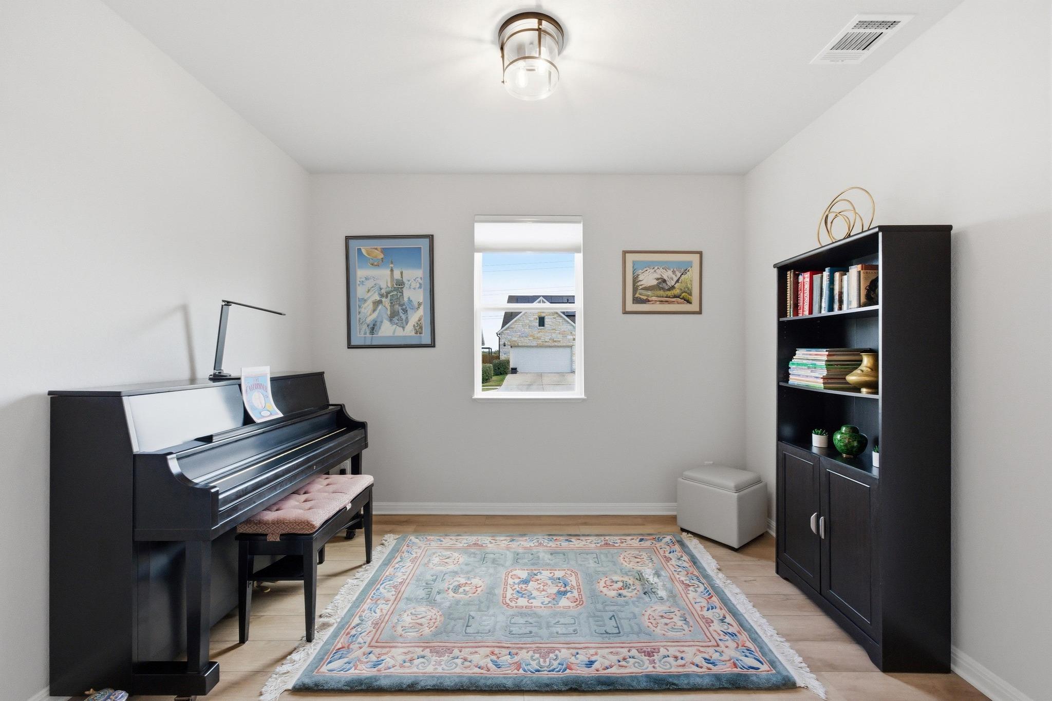 323 Blackbear Dr, Hutto, TX 78634