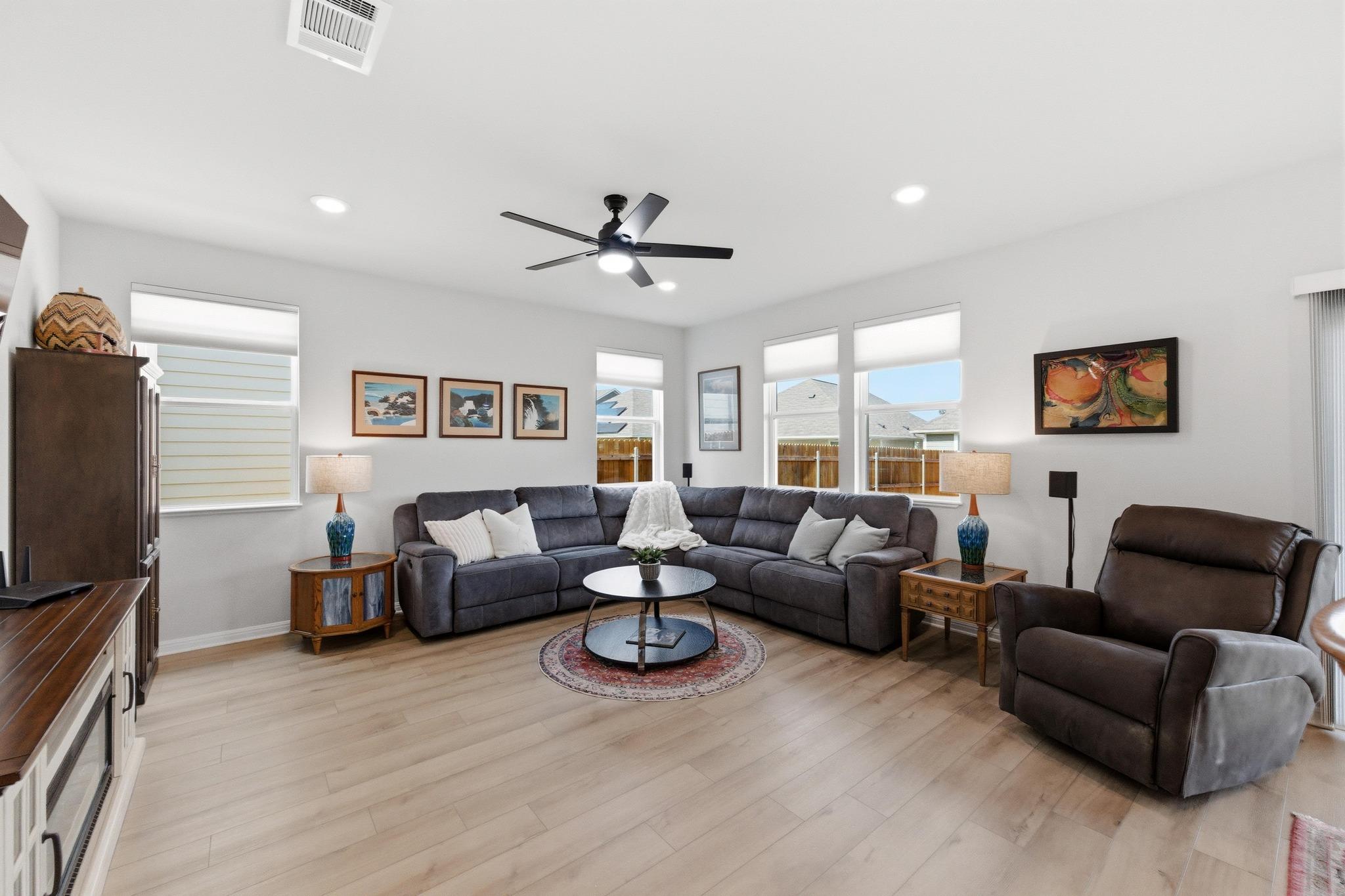 323 Blackbear Dr, Hutto, TX 78634