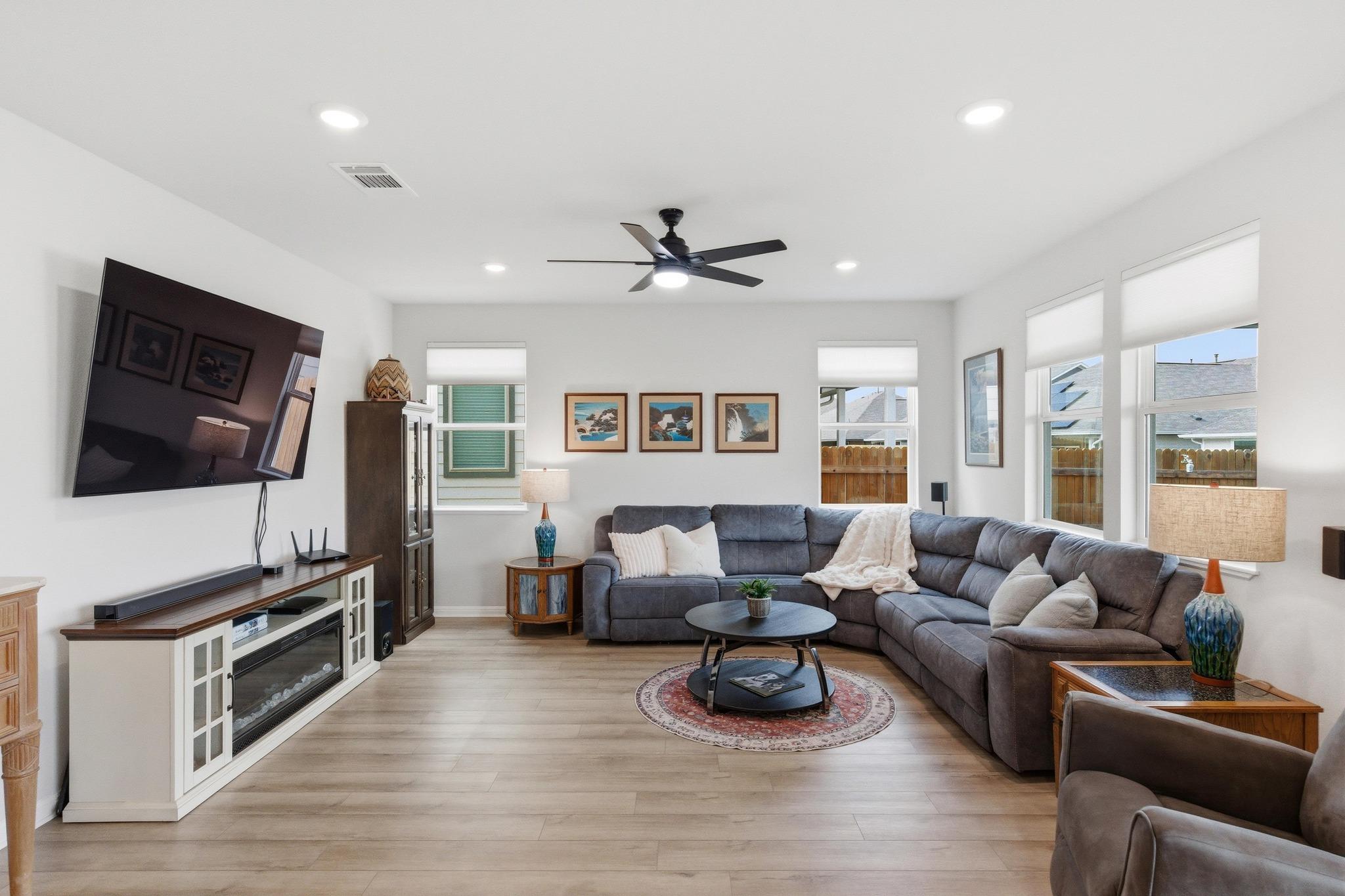 323 Blackbear Dr, Hutto, TX 78634