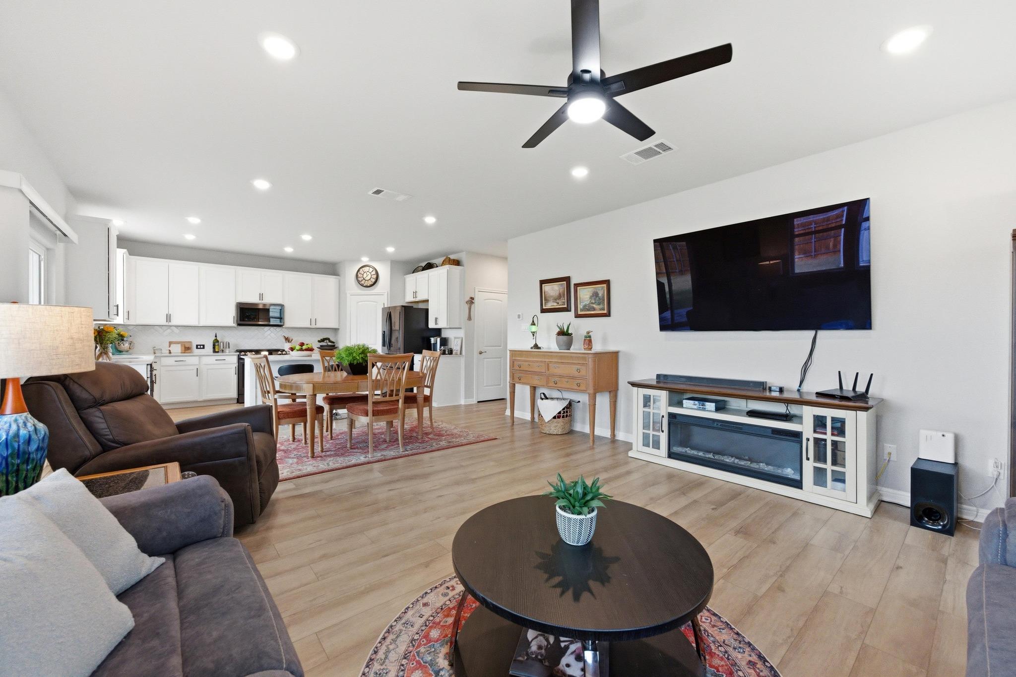 323 Blackbear Dr, Hutto, TX 78634