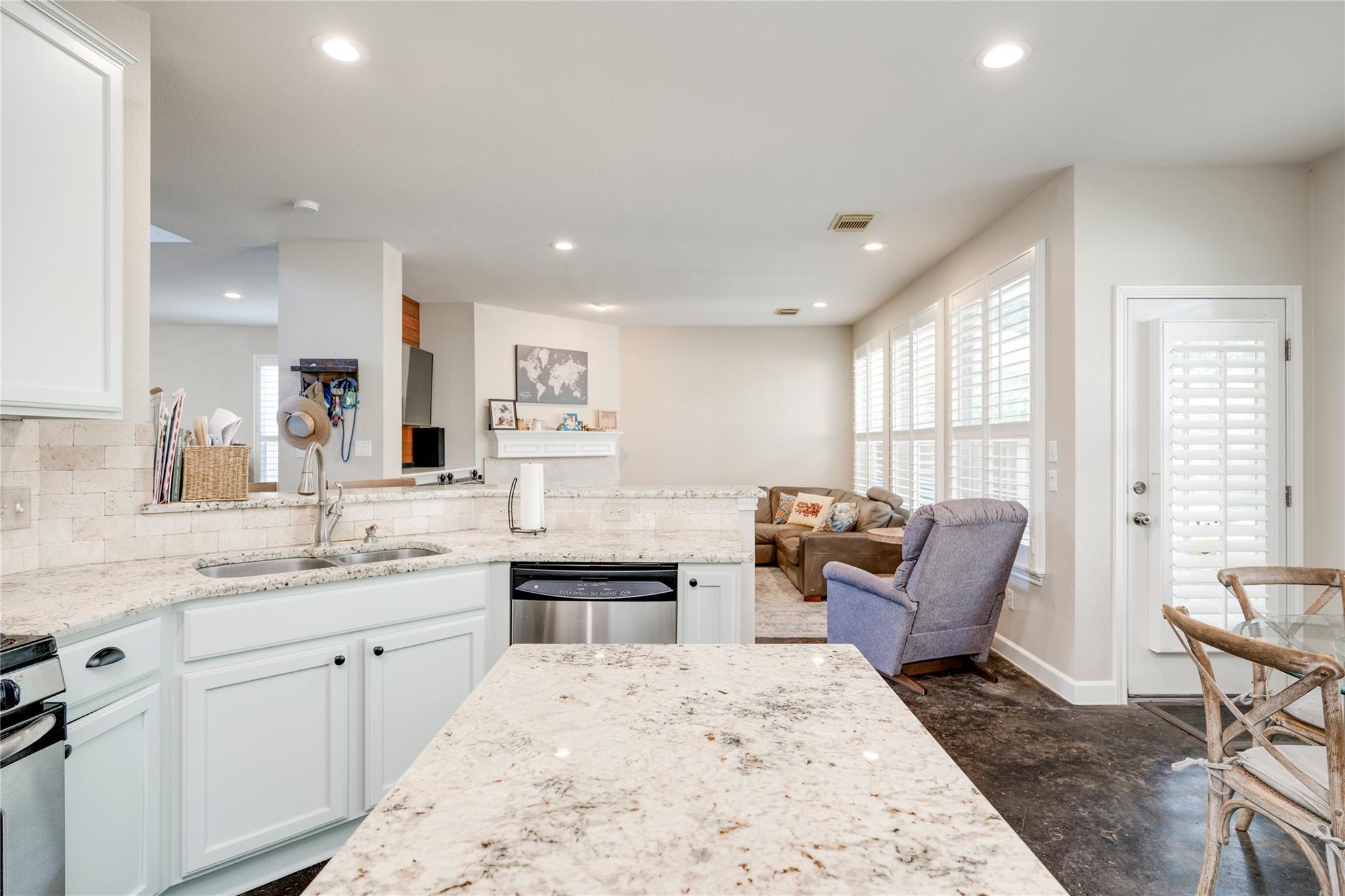 2729 Kinney Oaks Ct, Austin, TX 78704