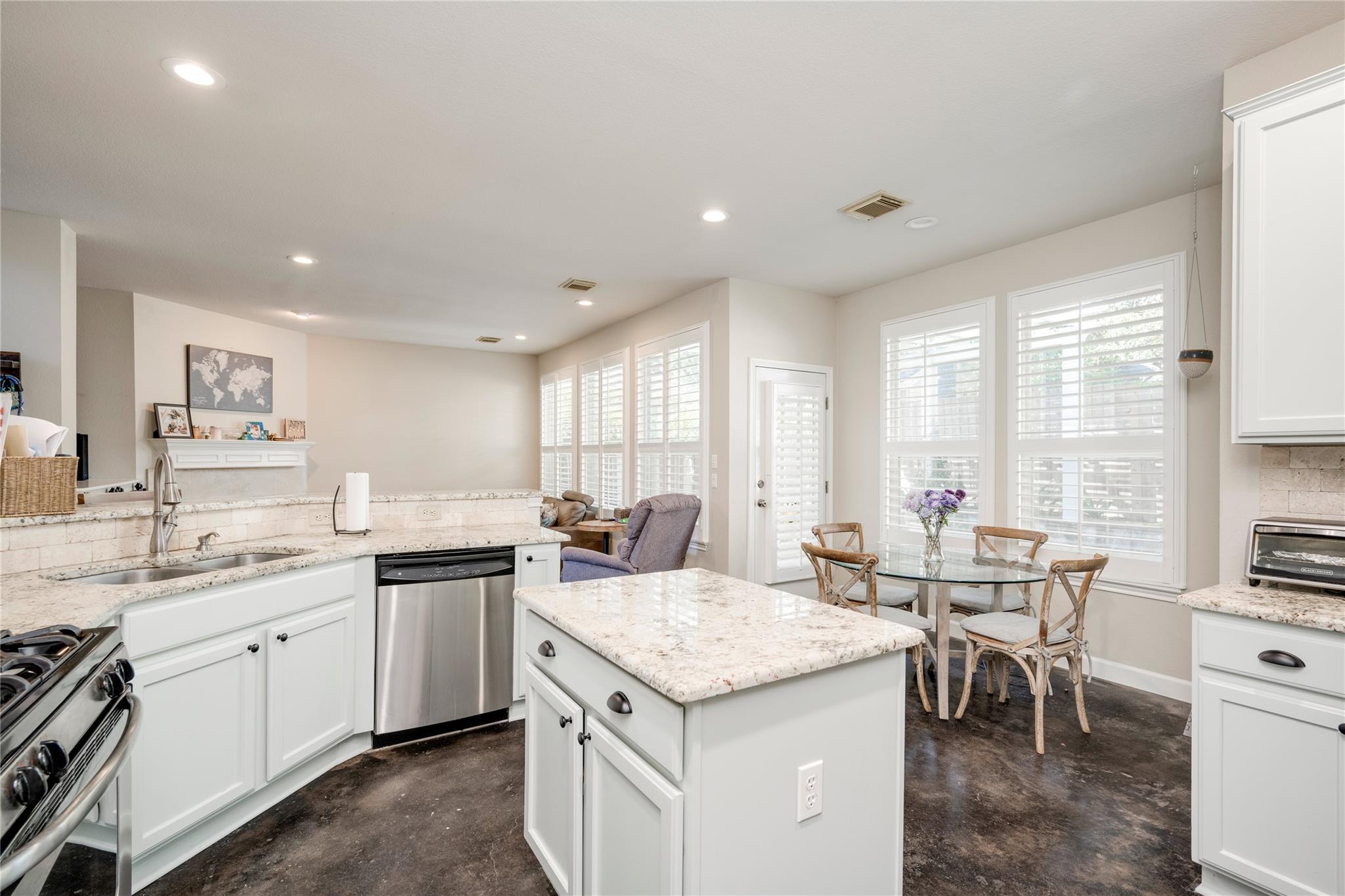 2729 Kinney Oaks Ct, Austin, TX 78704