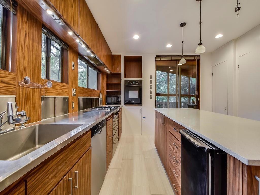 800 Leonard St, Austin, TX 78705