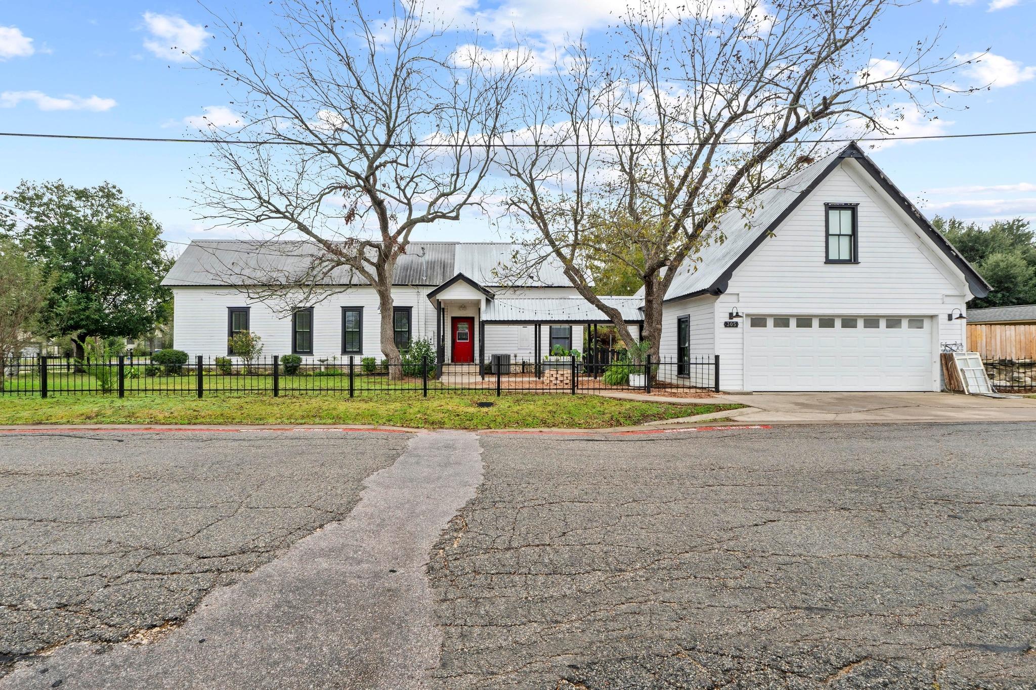 305 East St, Hutto, TX 78634