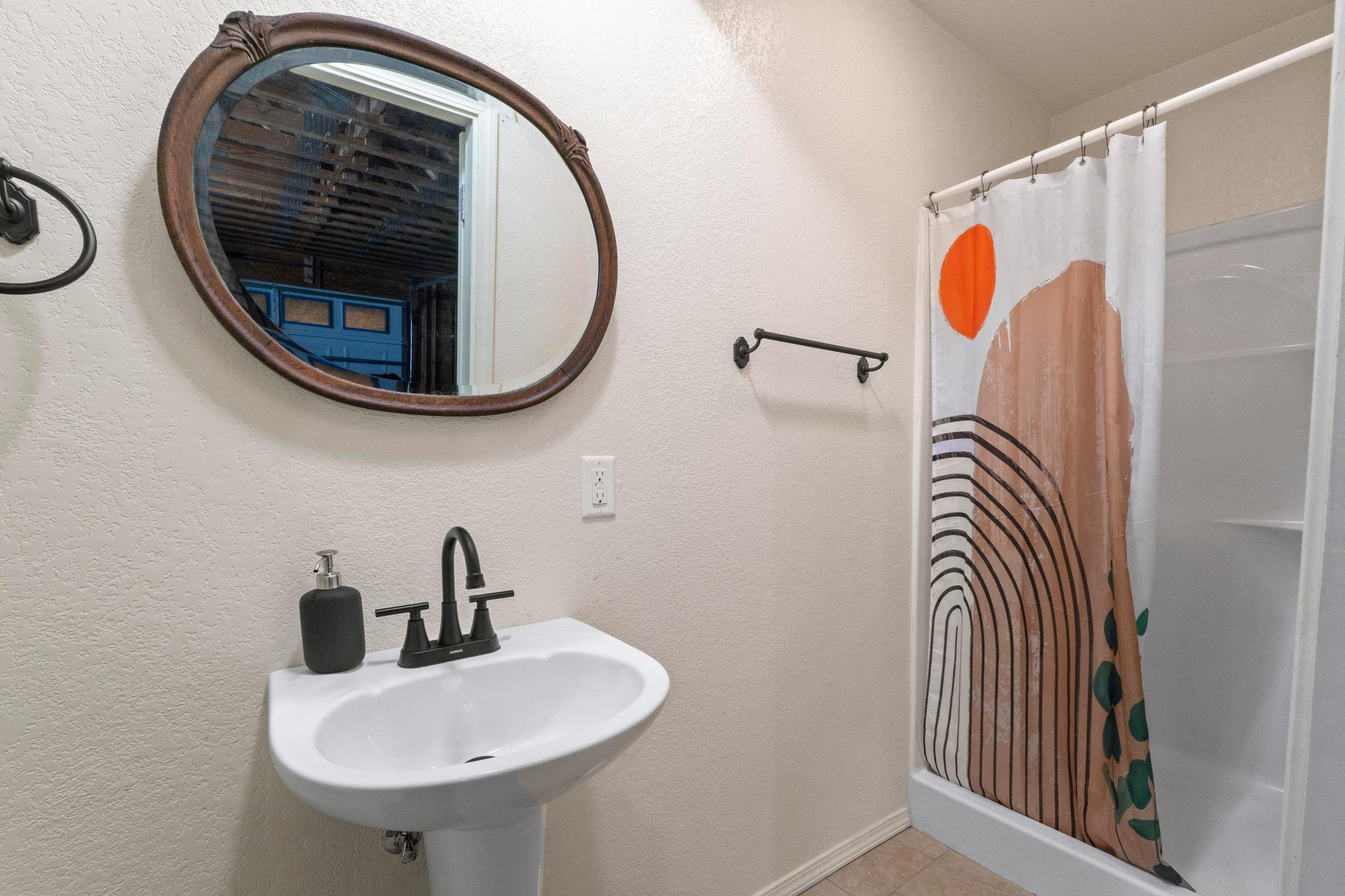 305 East St, Hutto, TX 78634