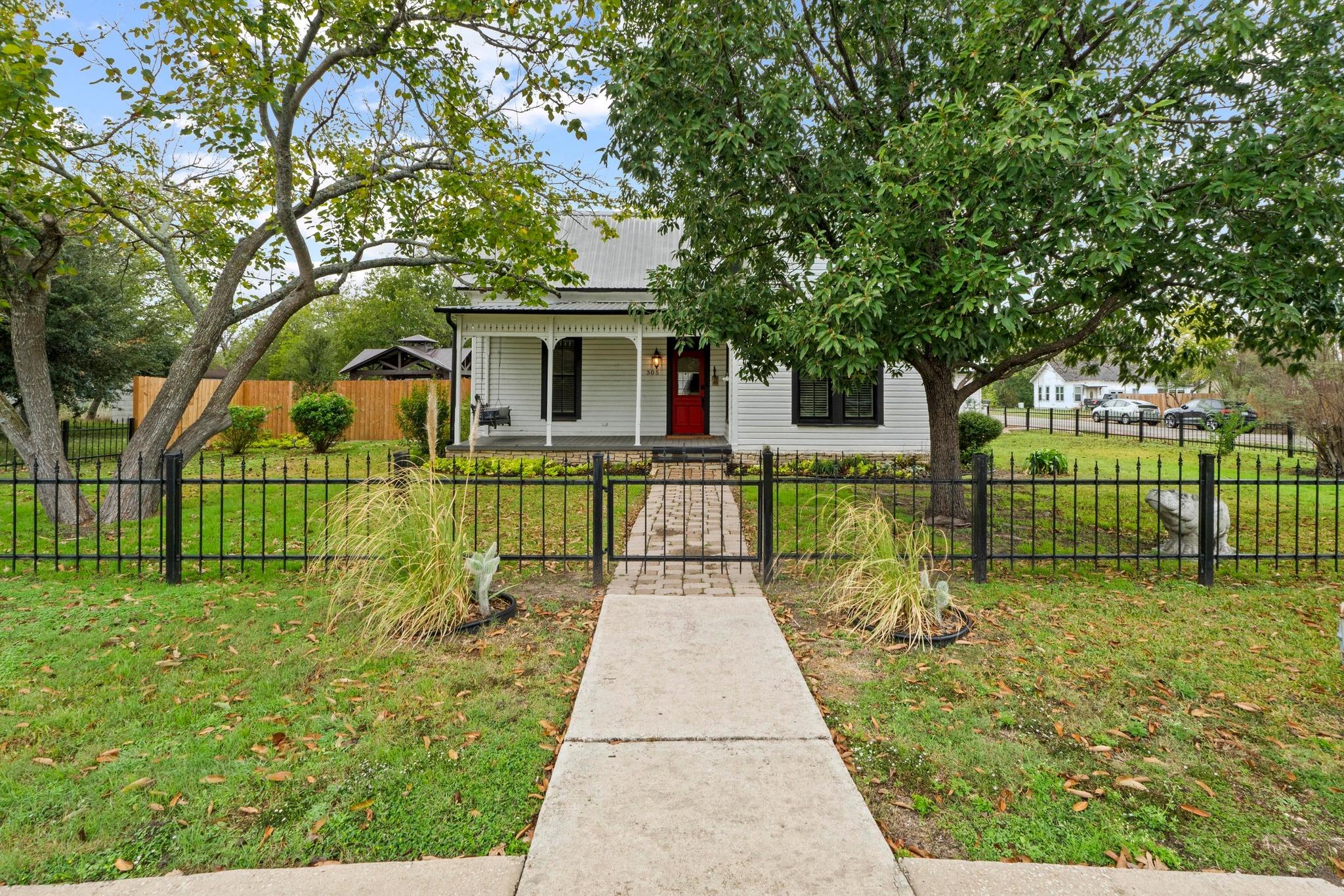 305 East St, Hutto, TX 78634