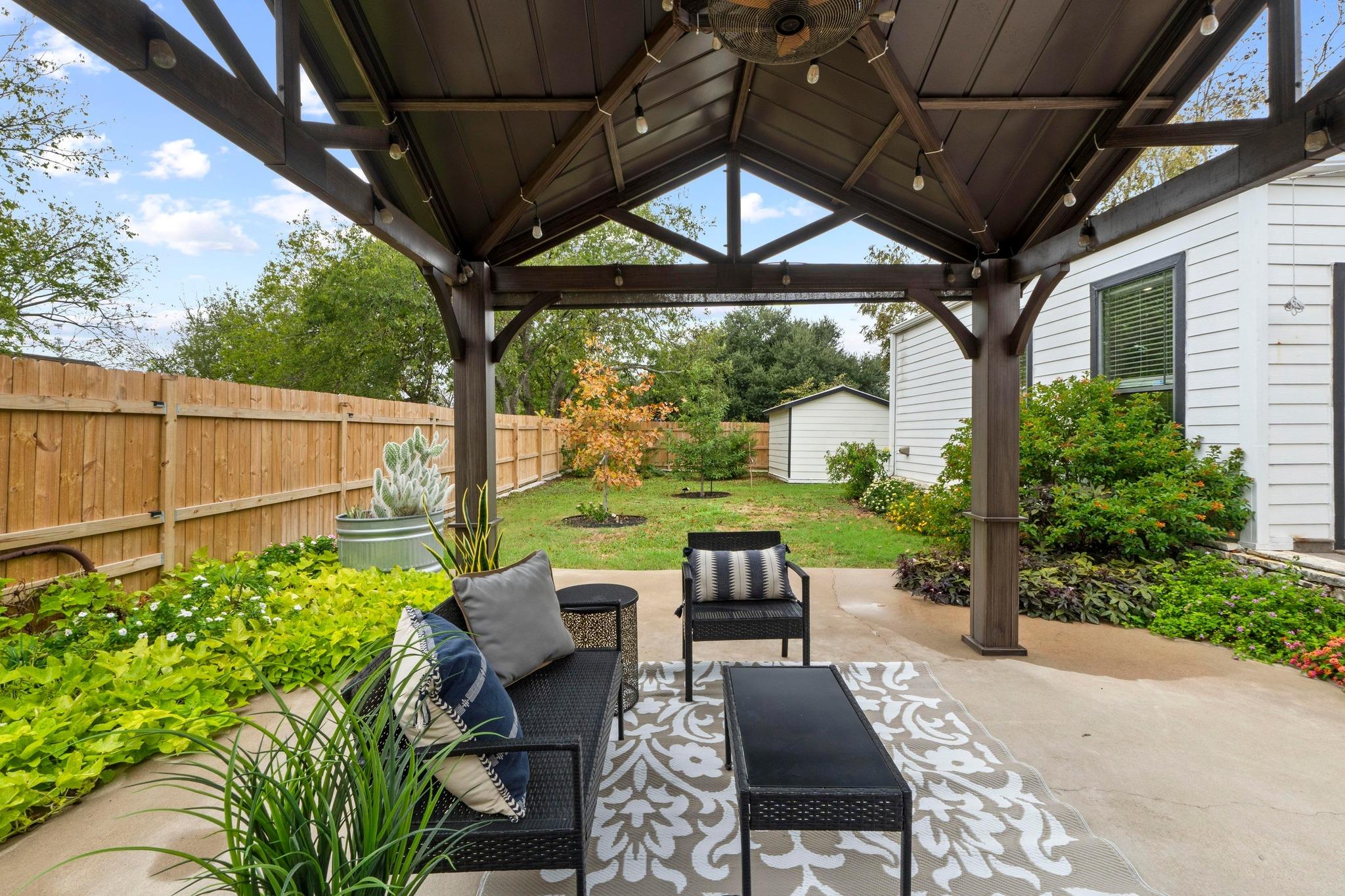 305 East St, Hutto, TX 78634