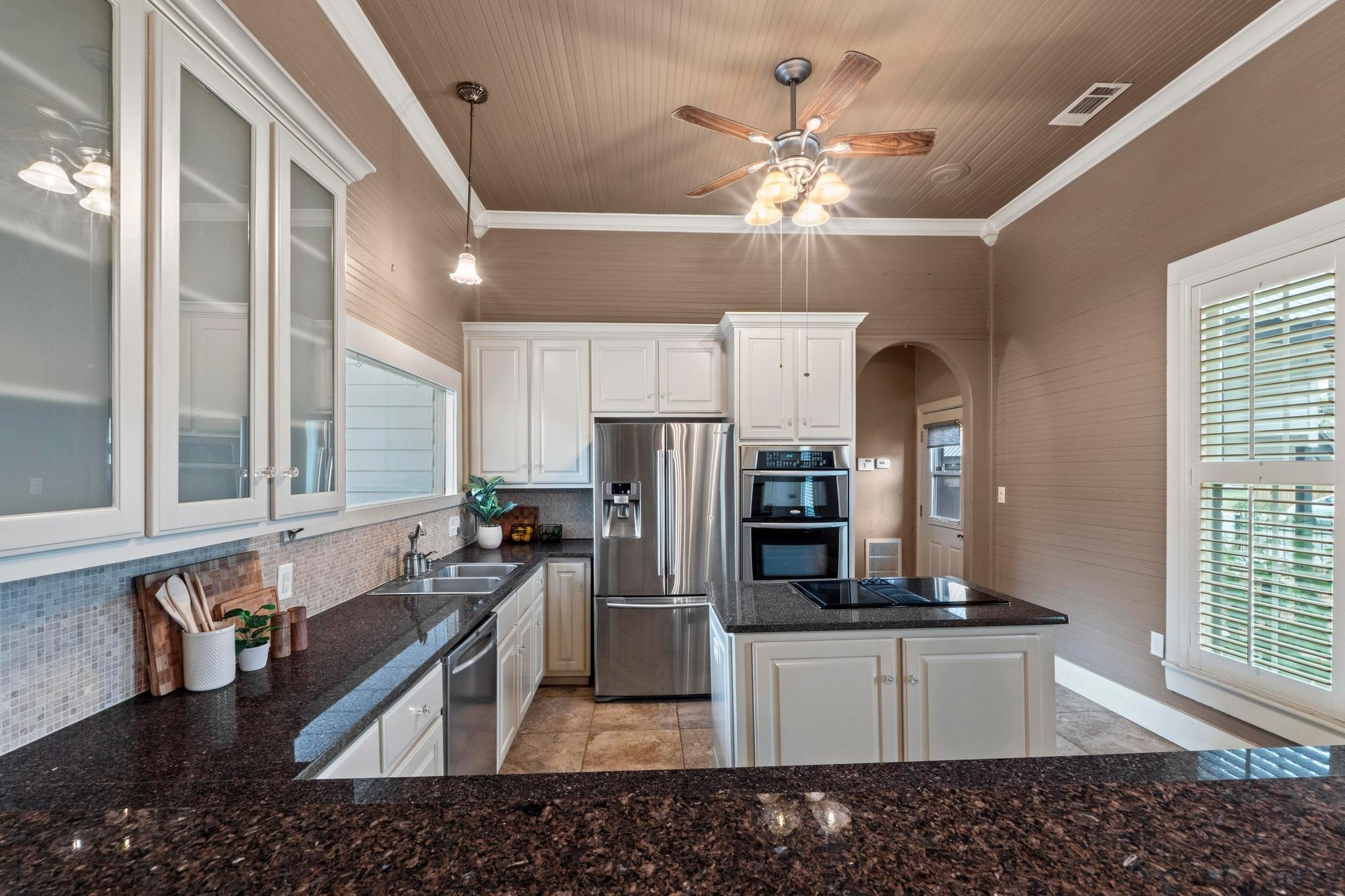 305 East St, Hutto, TX 78634