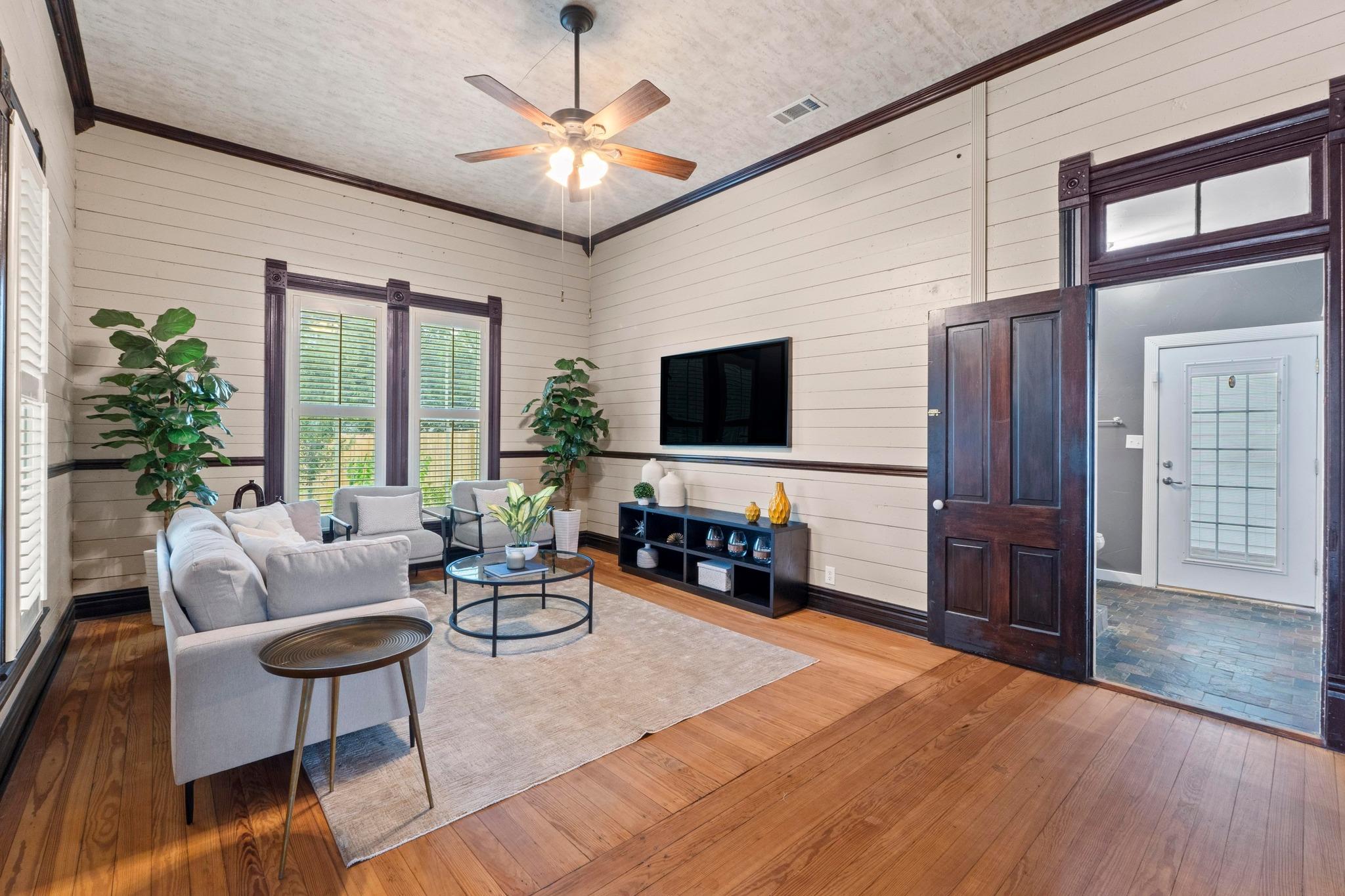 305 East St, Hutto, TX 78634