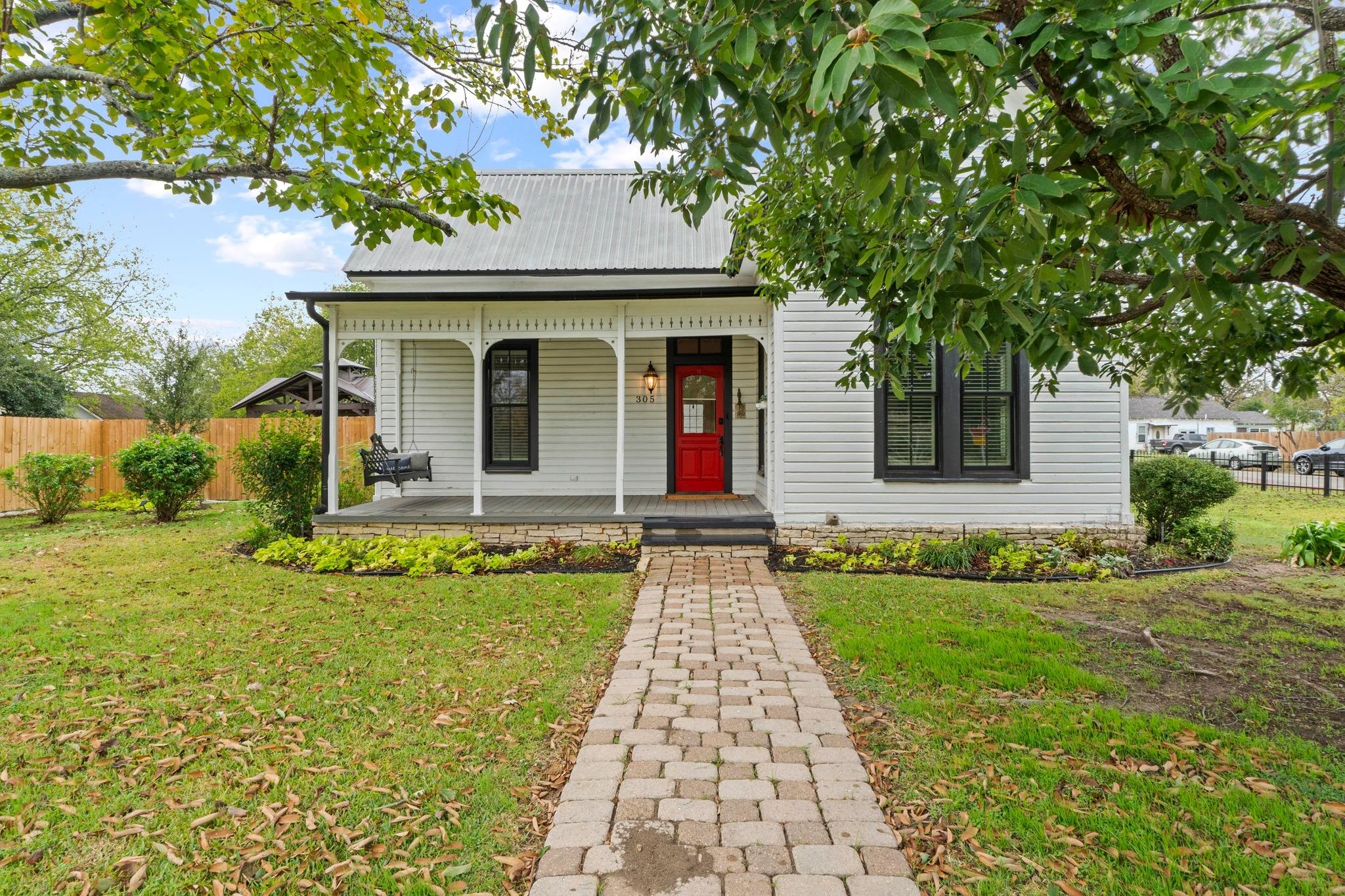 305 East St, Hutto, TX 78634