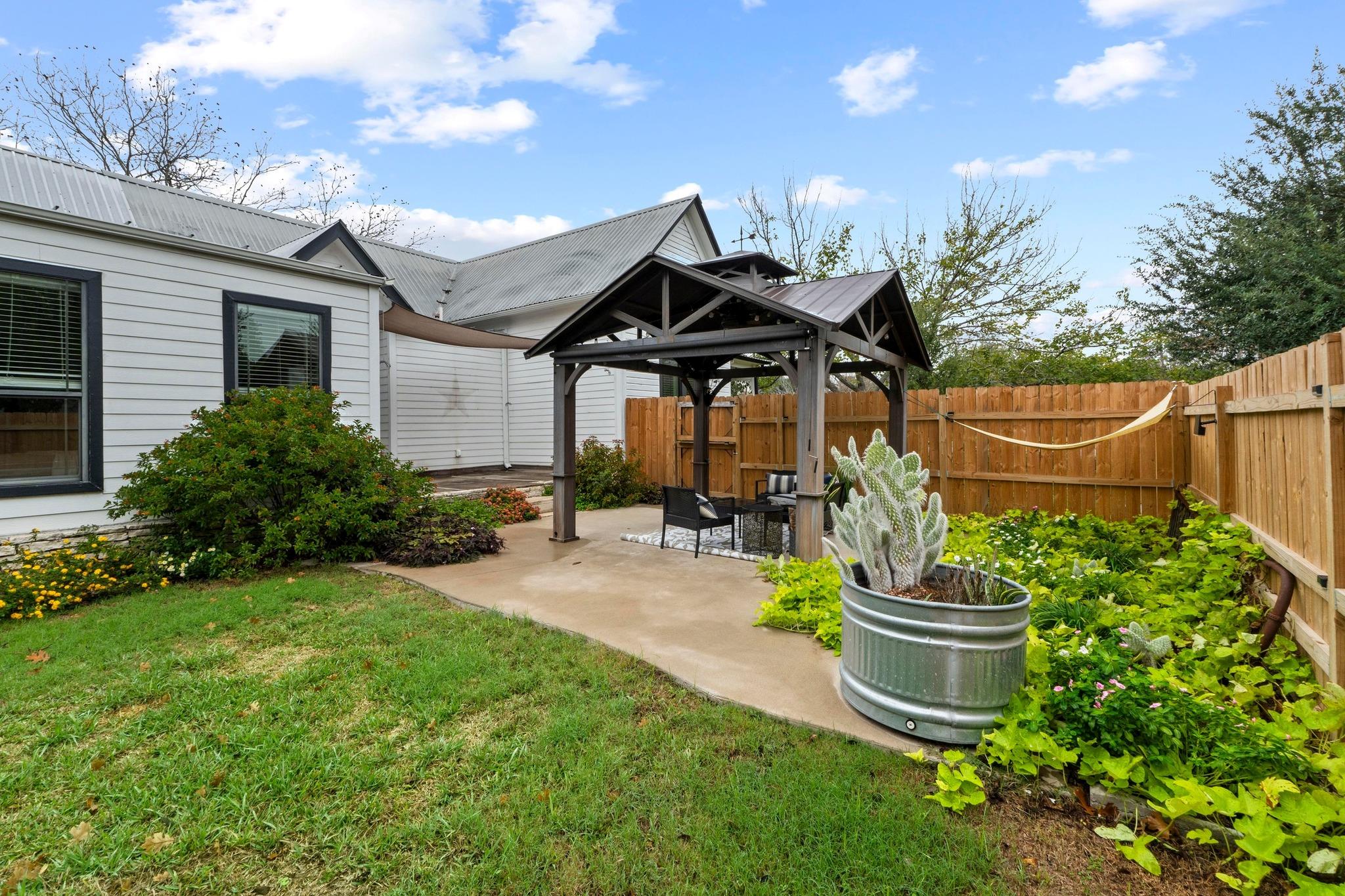 305 East St, Hutto, TX 78634