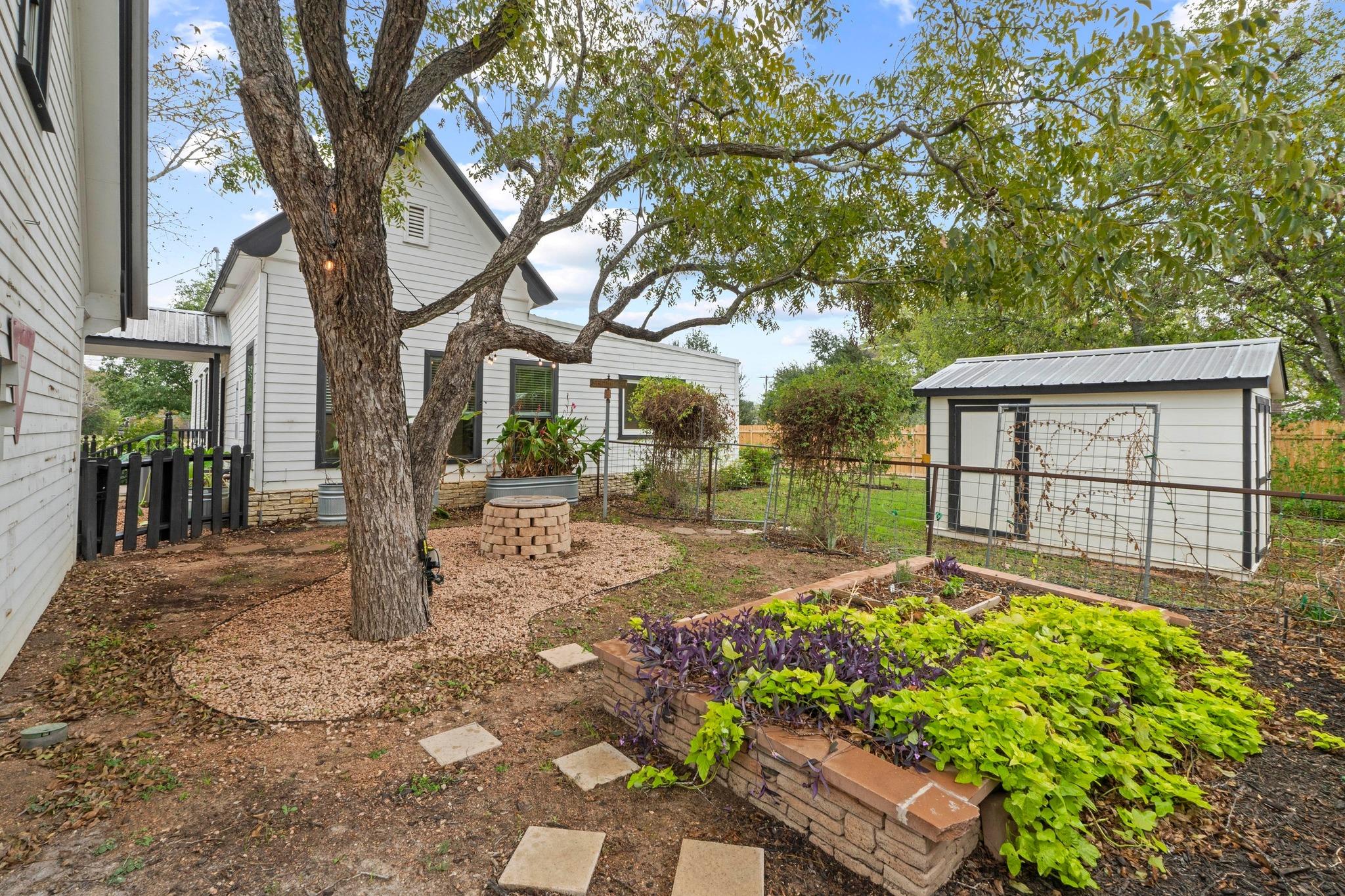 305 East St, Hutto, TX 78634