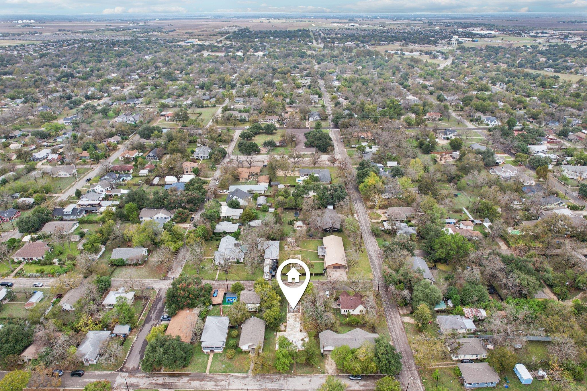 904 James St, Taylor, TX 76574