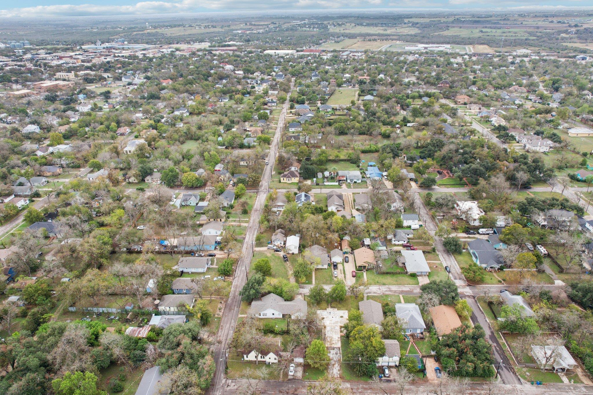 904 James St, Taylor, TX 76574