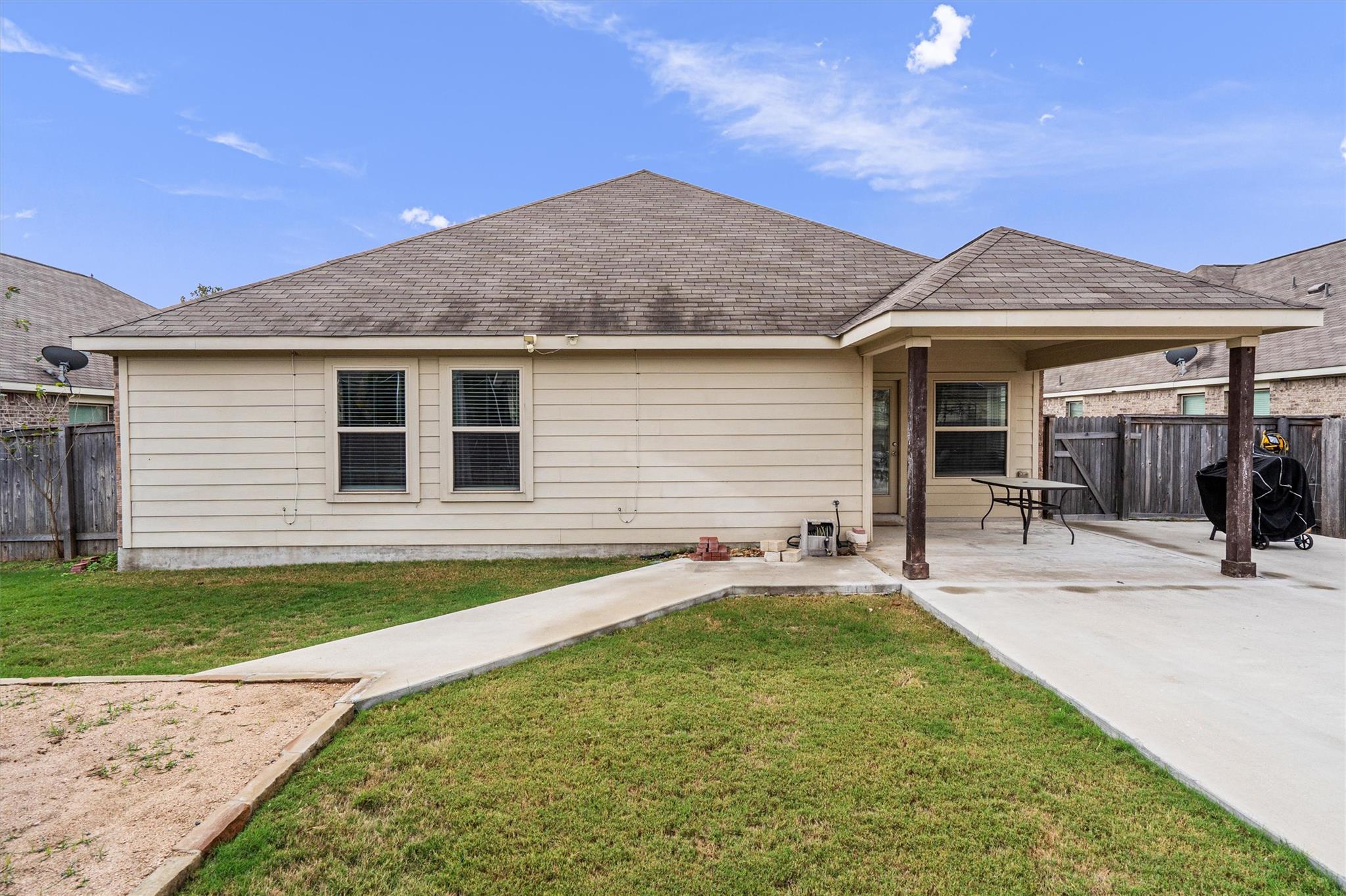 804 Farm House Dr, Hutto, TX 78634