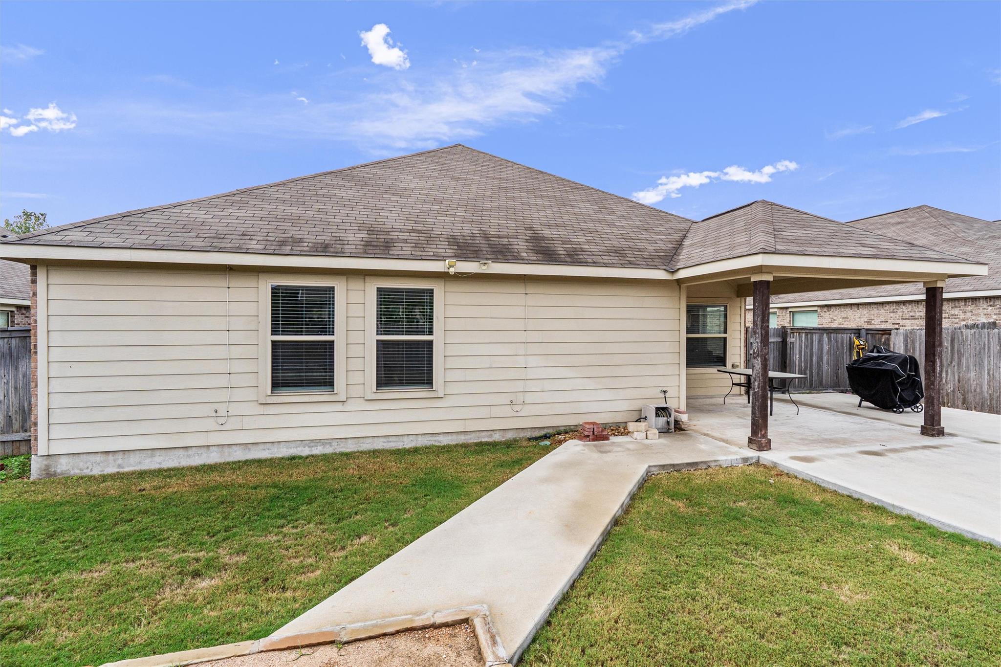 804 Farm House Dr, Hutto, TX 78634