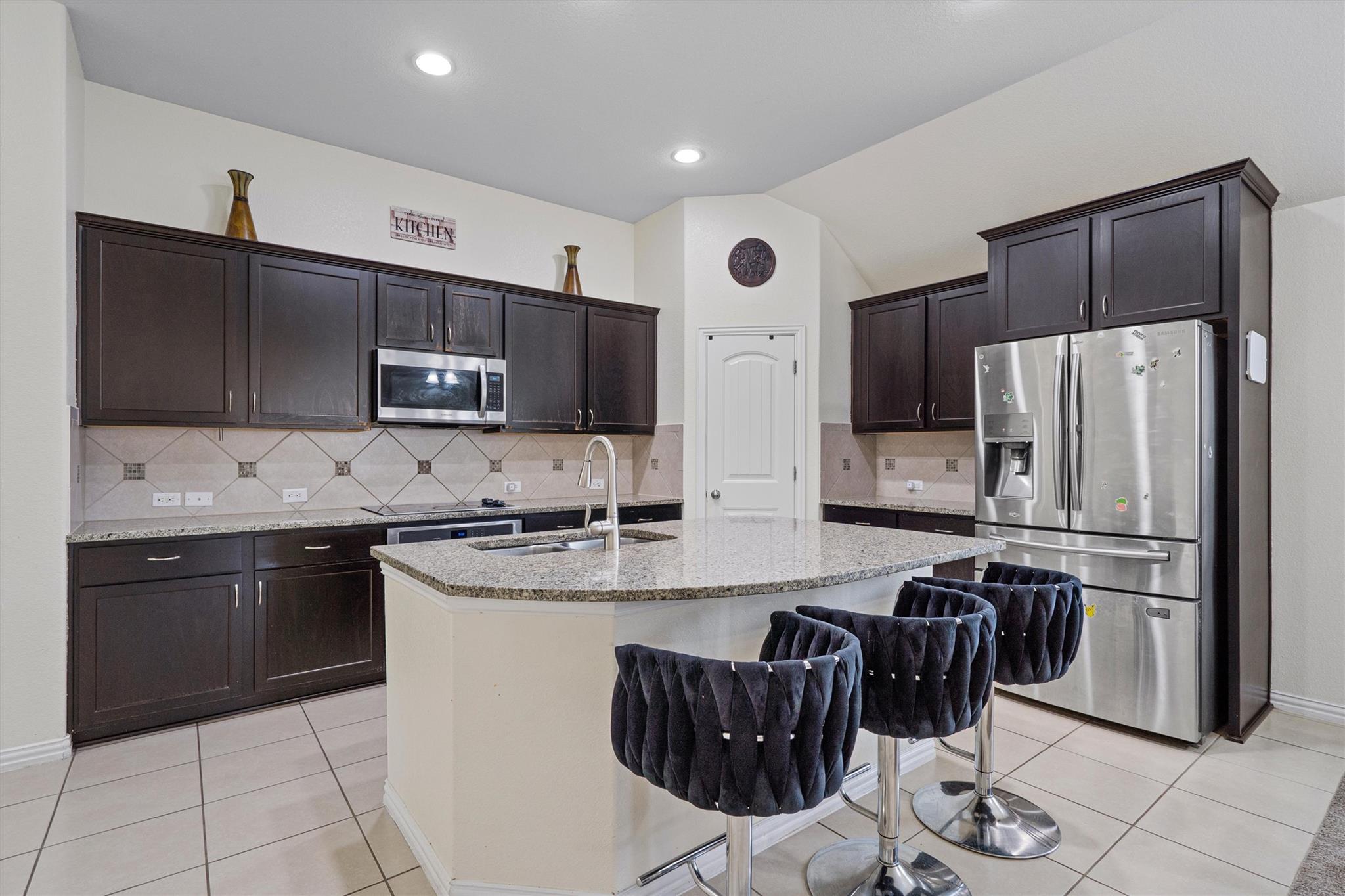 804 Farm House Dr, Hutto, TX 78634