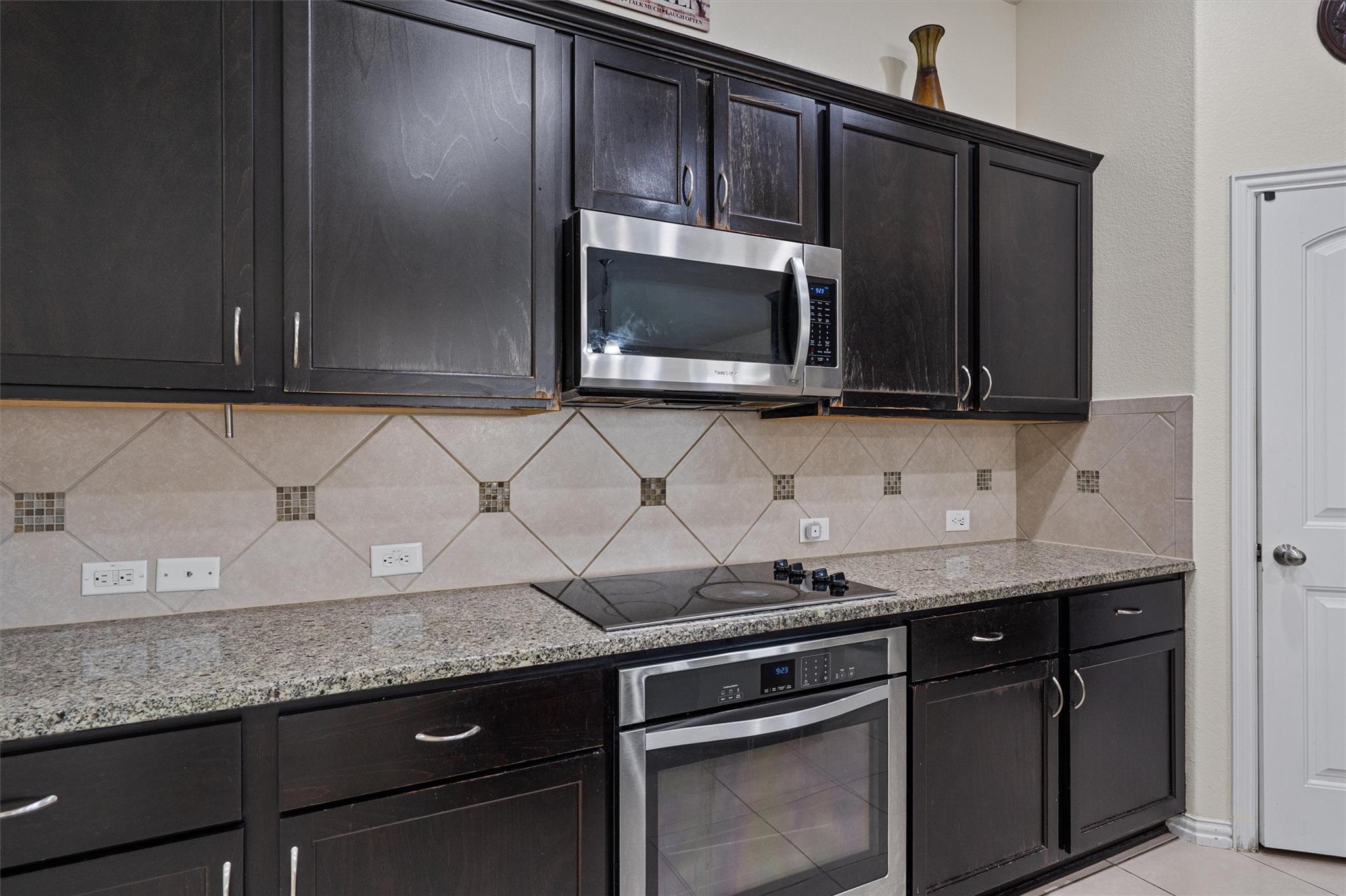 804 Farm House Dr, Hutto, TX 78634