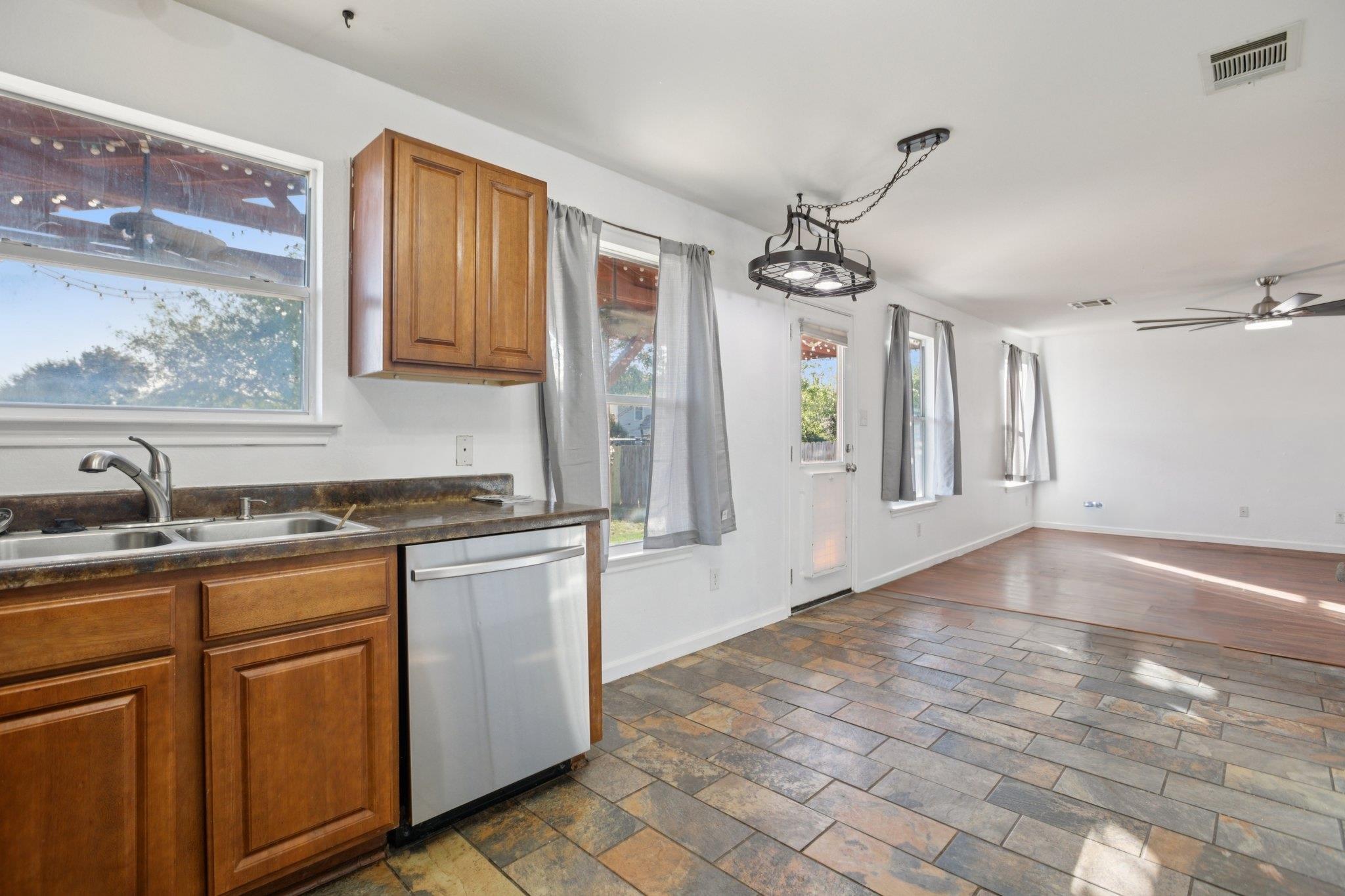 125 Phillips St, Hutto, TX 78621