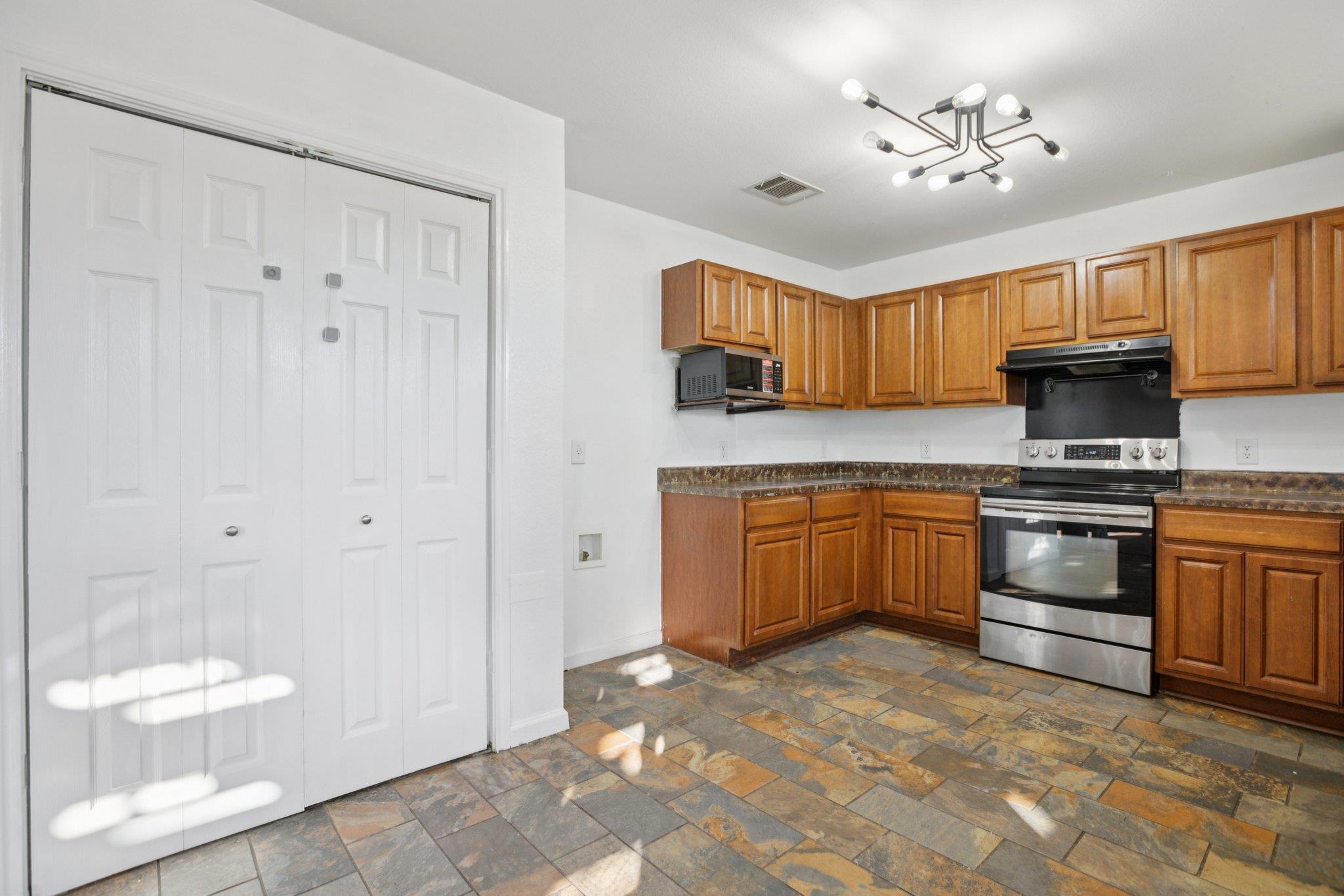 125 Phillips St, Hutto, TX 78621