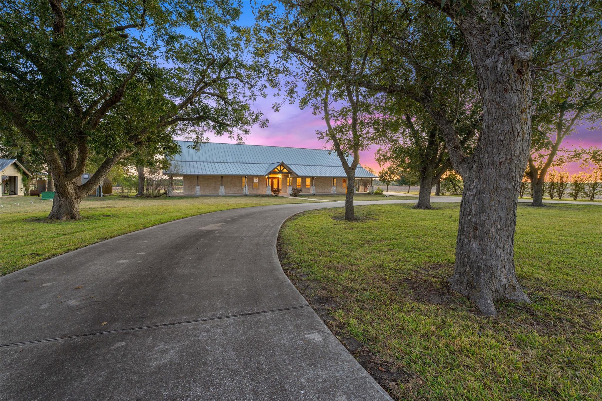 400 County Road 483, Taylor, TX 76574