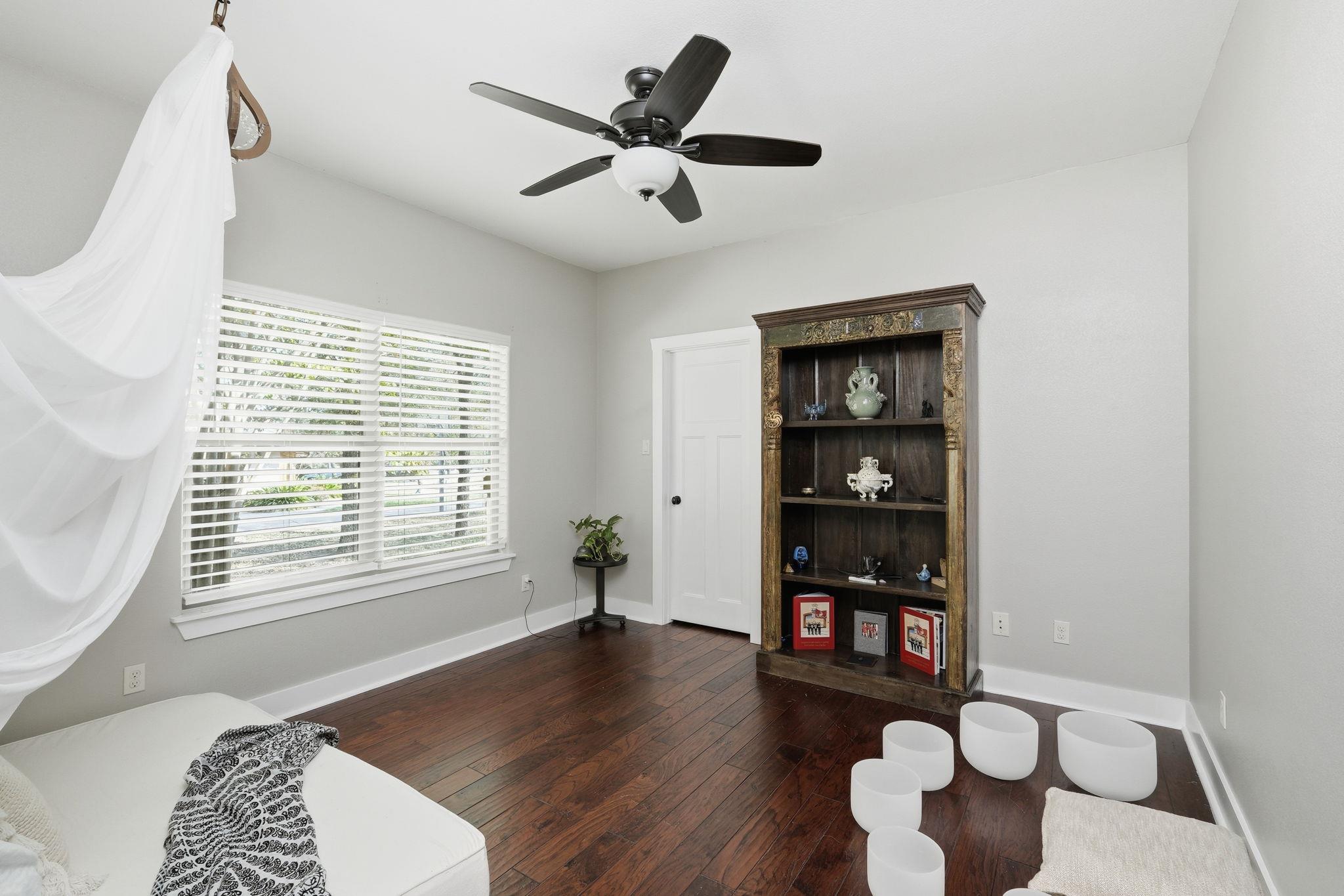 208 Independence Dr, Georgetown, TX 78633