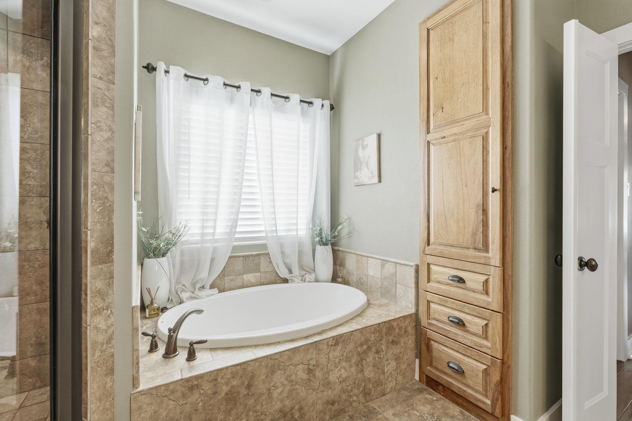 208 Independence Dr, Georgetown, TX 78633