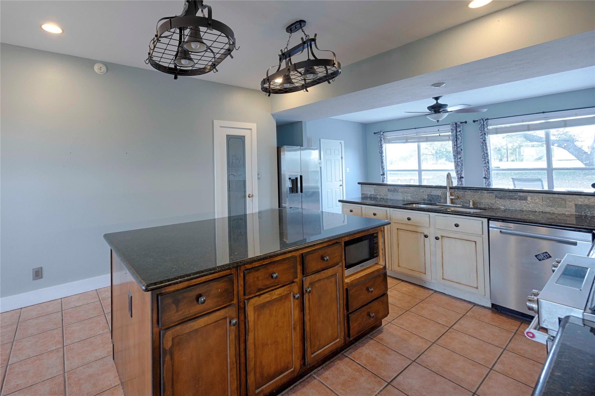 2040 W Guenther Ln, La Grange, TX 78945