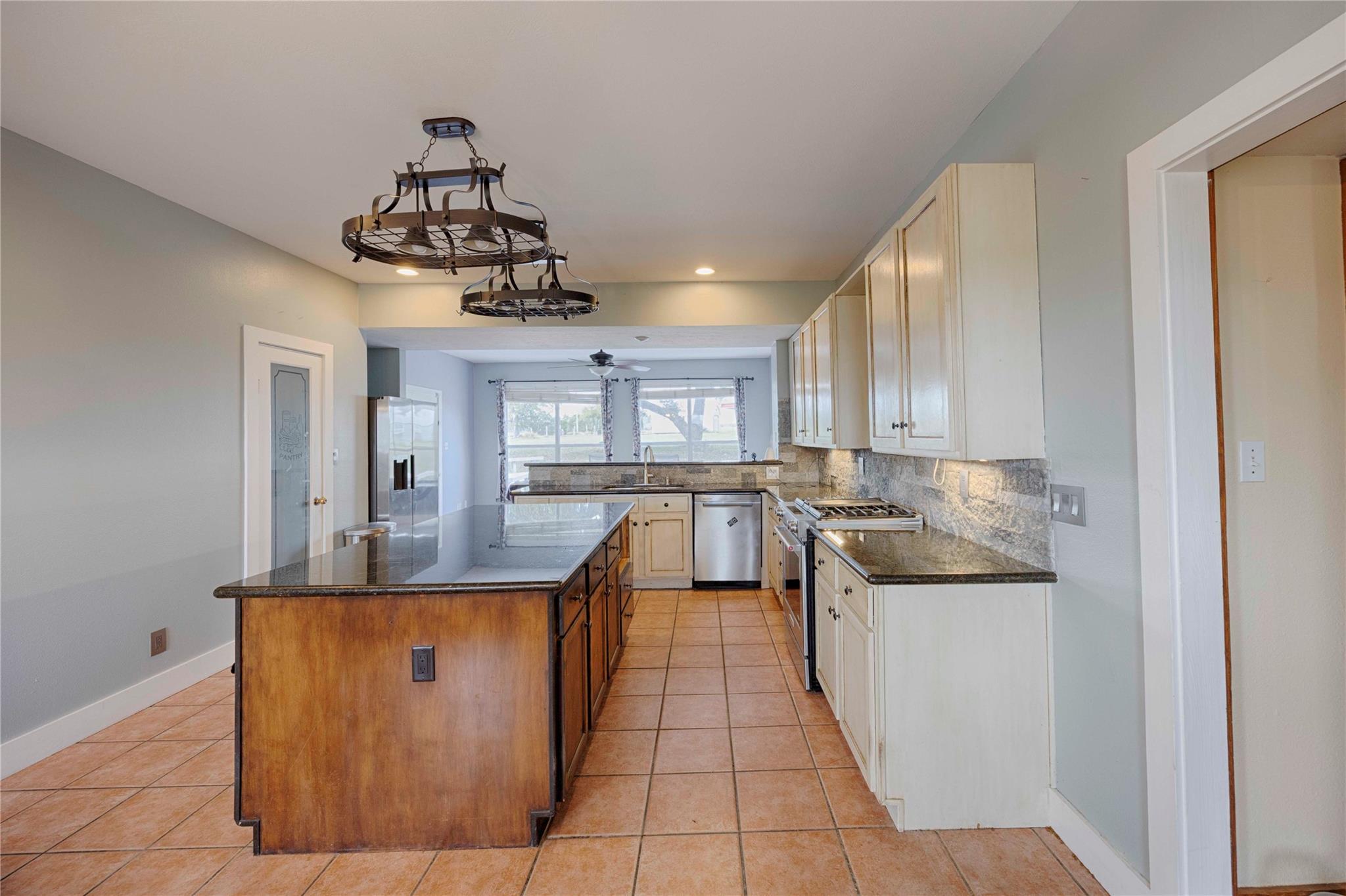 2040 W Guenther Ln, La Grange, TX 78945