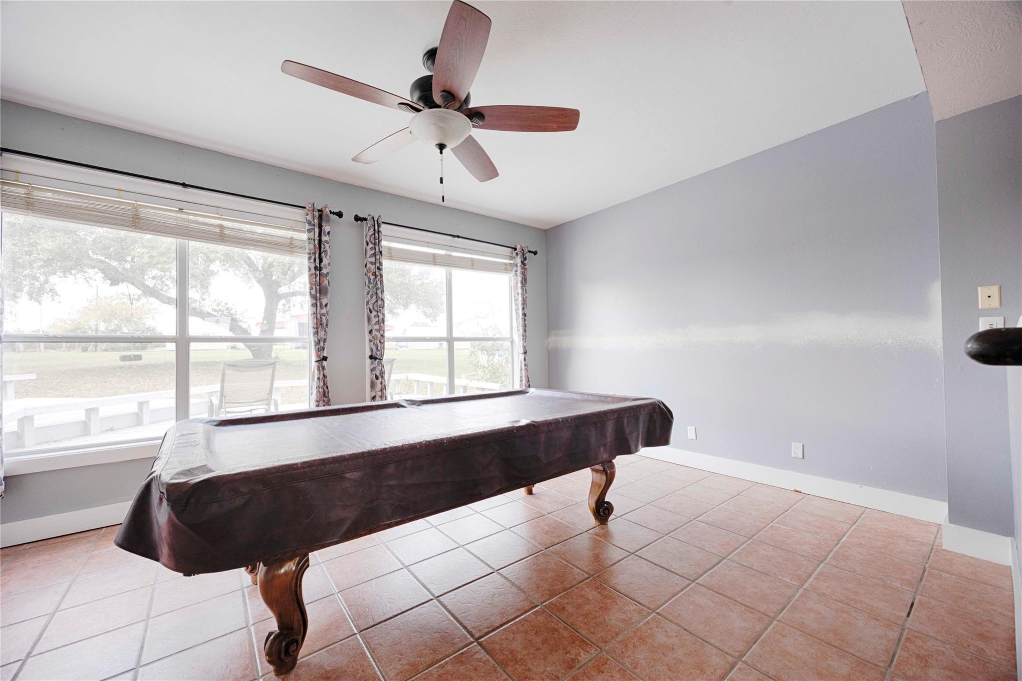 2040 W Guenther Ln, La Grange, TX 78945