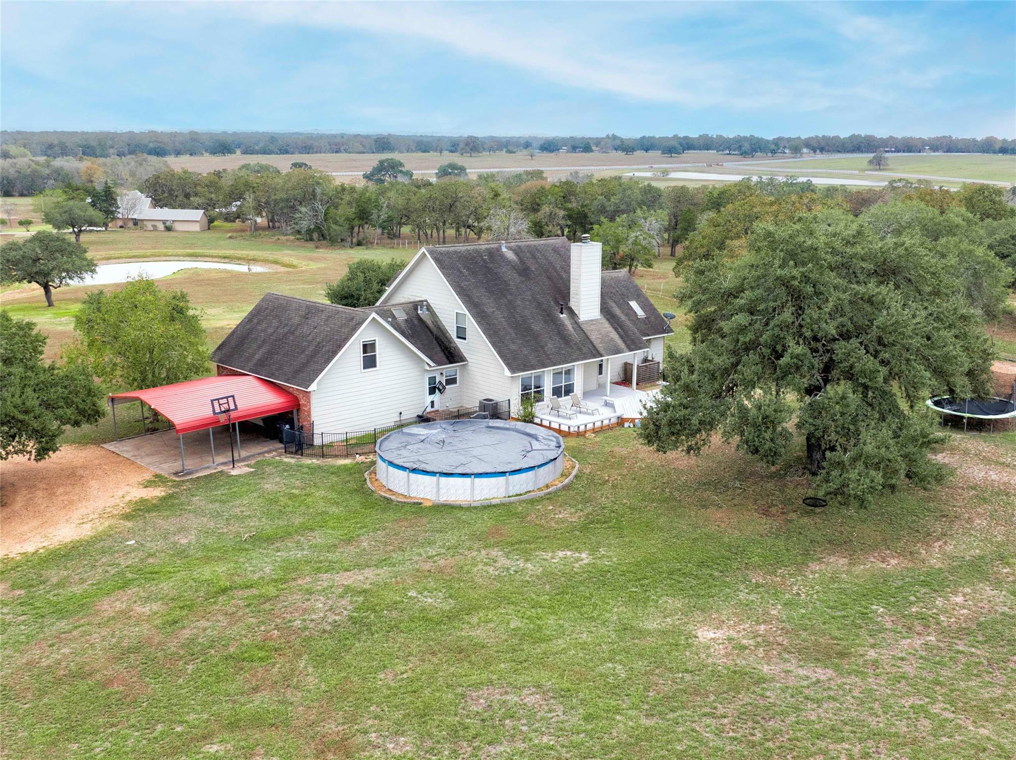 2040 W Guenther Ln, La Grange, TX 78945