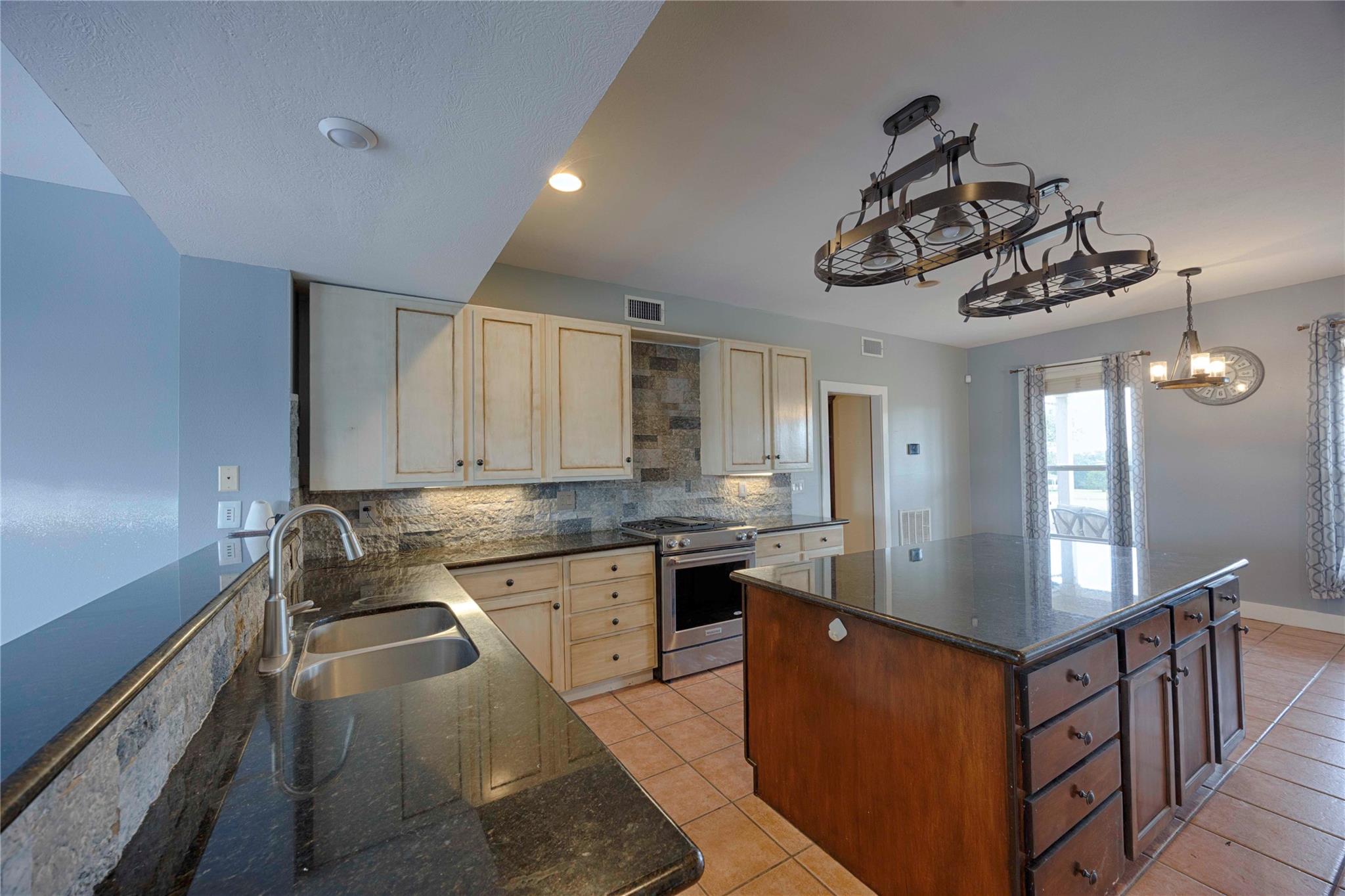 2040 W Guenther Ln, La Grange, TX 78945