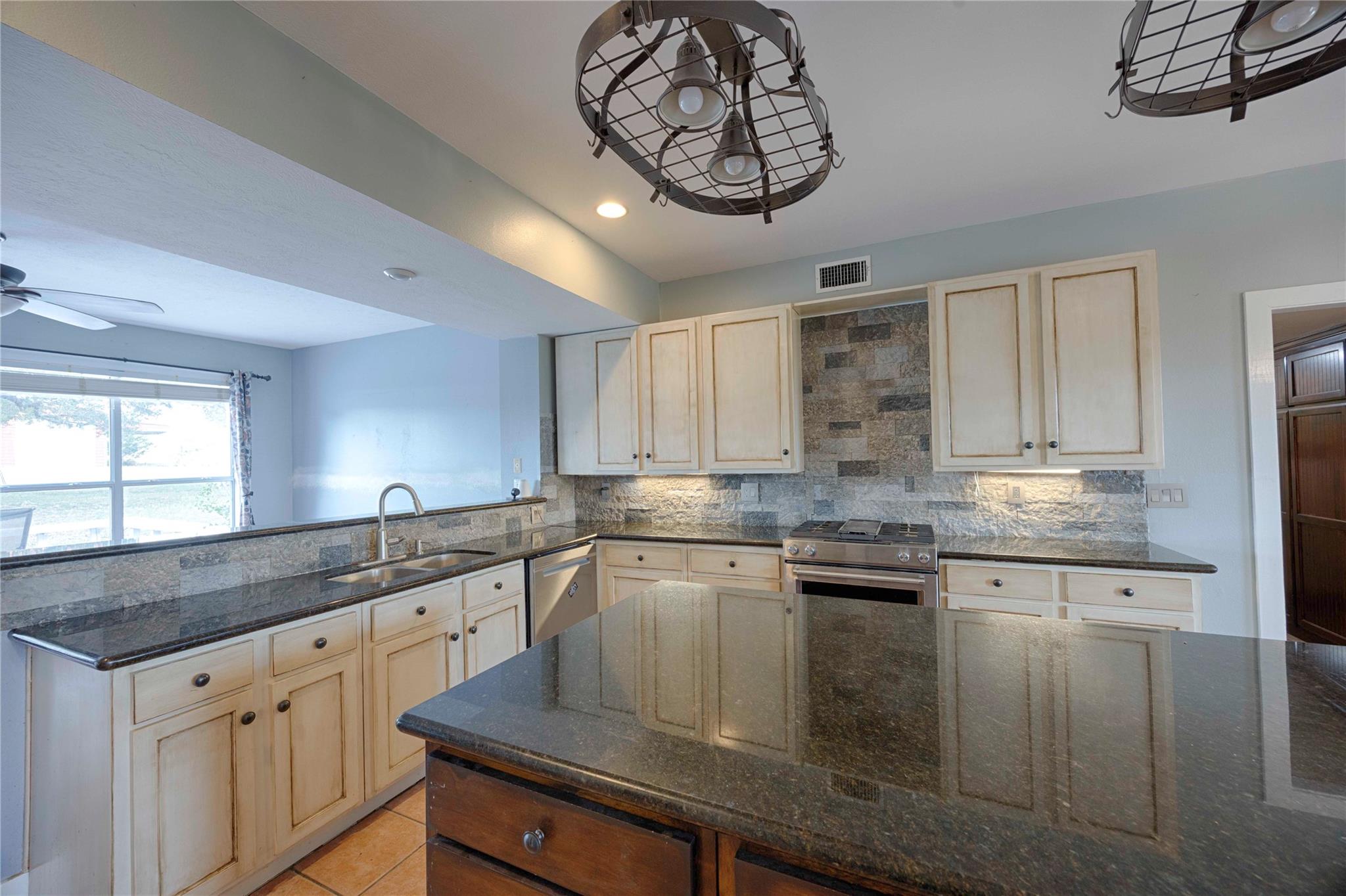 2040 W Guenther Ln, La Grange, TX 78945