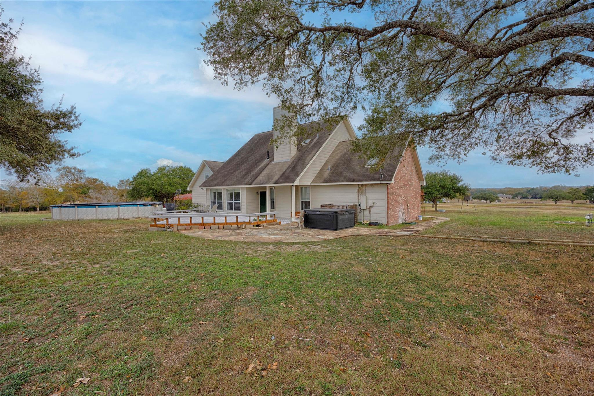 2040 W Guenther Ln, La Grange, TX 78945