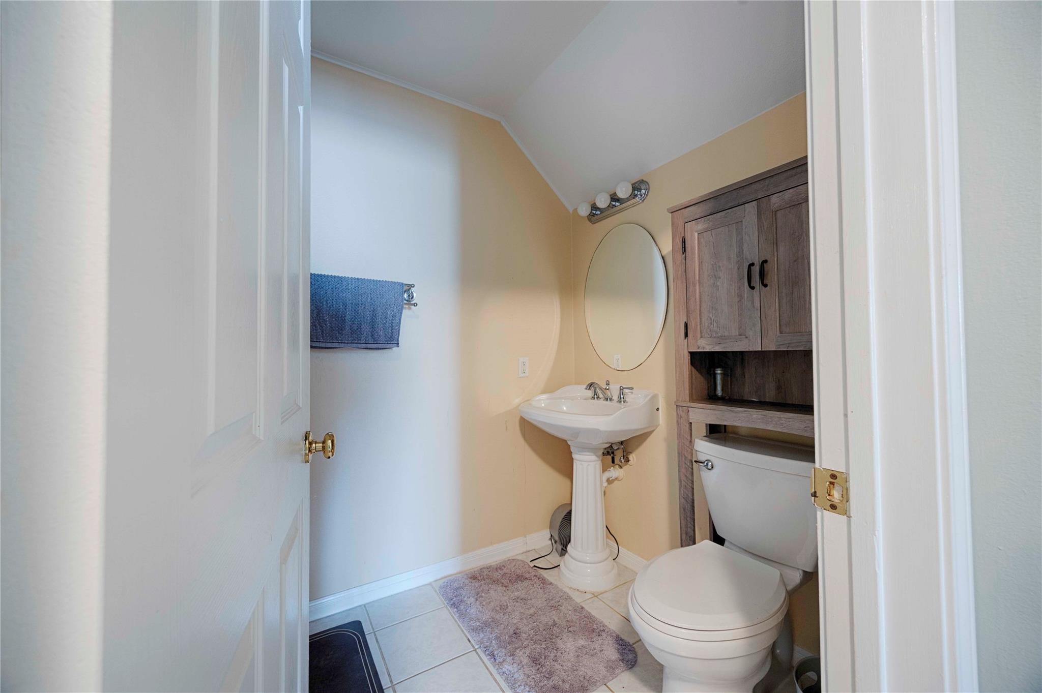 2040 W Guenther Ln, La Grange, TX 78945