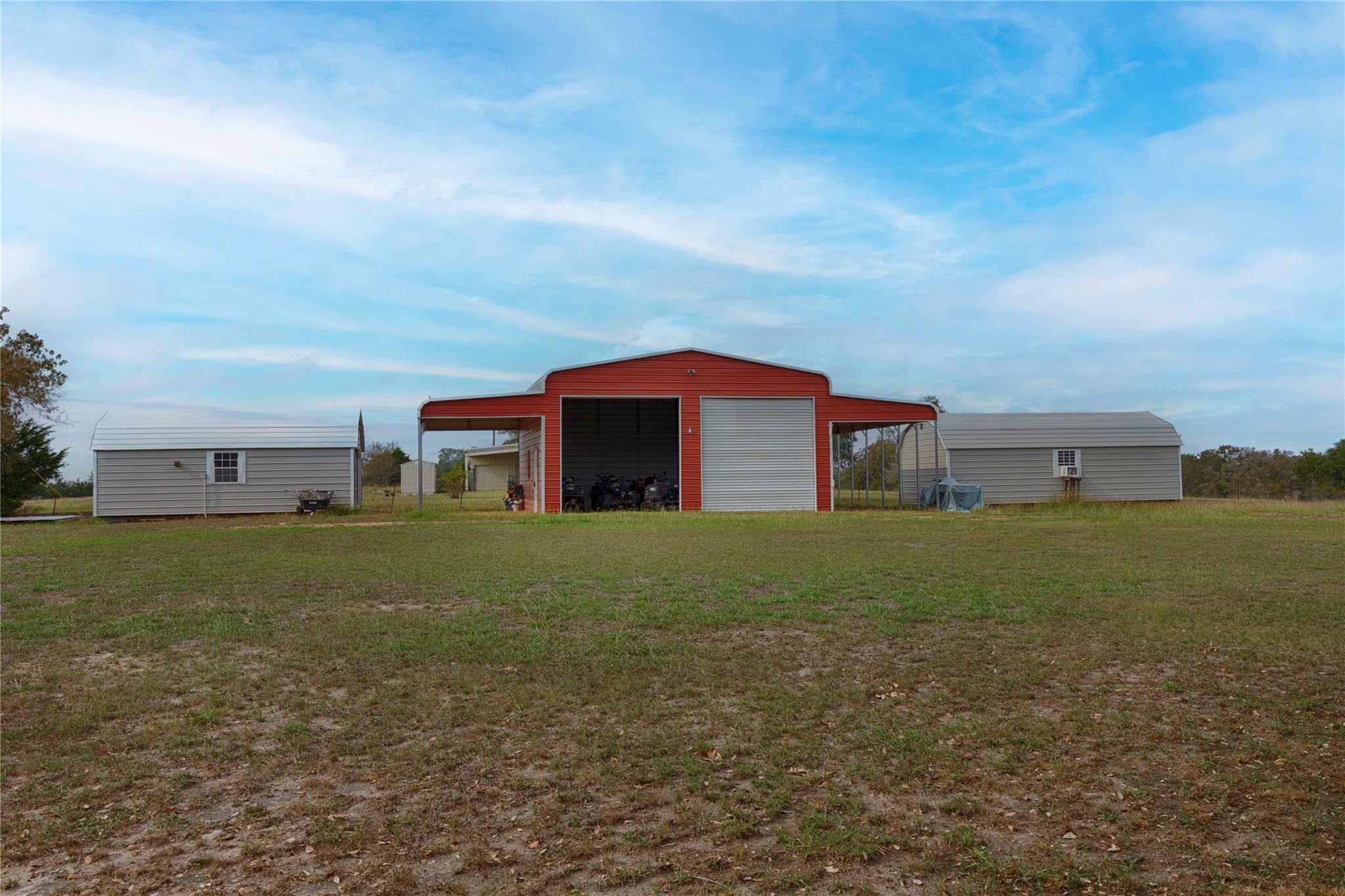 2040 W Guenther Ln, La Grange, TX 78945