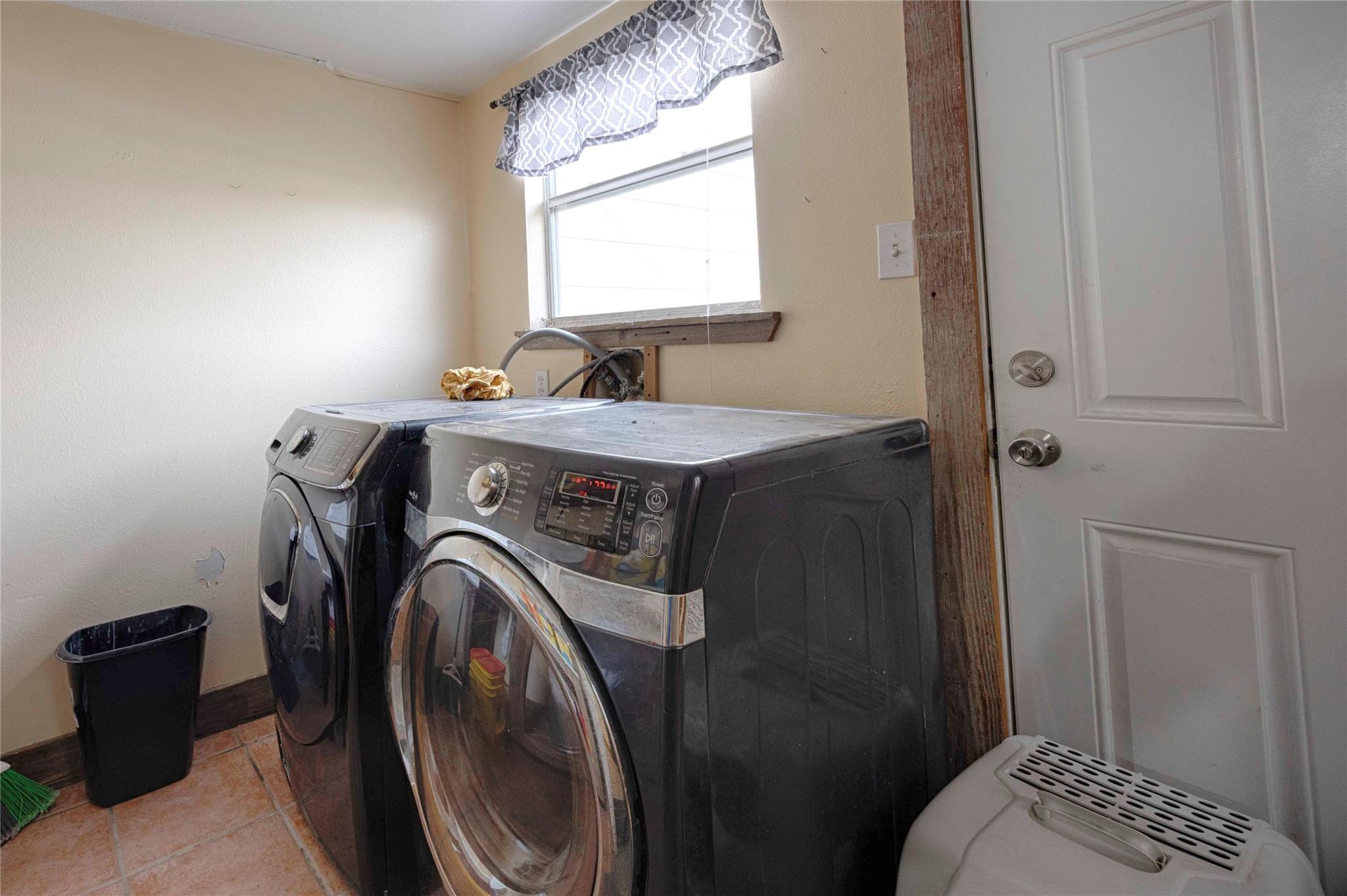 2040 W Guenther Ln, La Grange, TX 78945