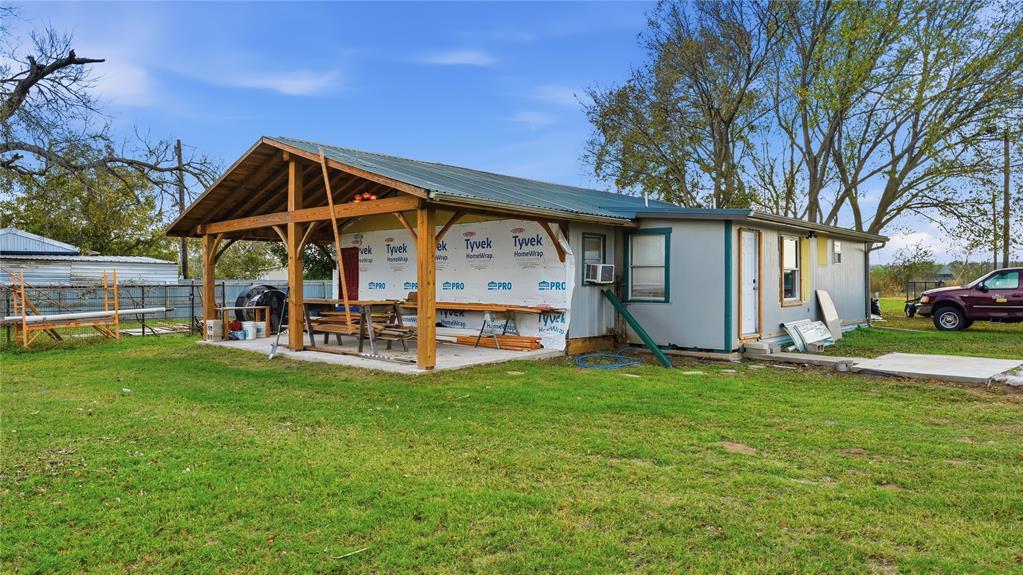 655 NW Loop 230, Smithville, TX 78957