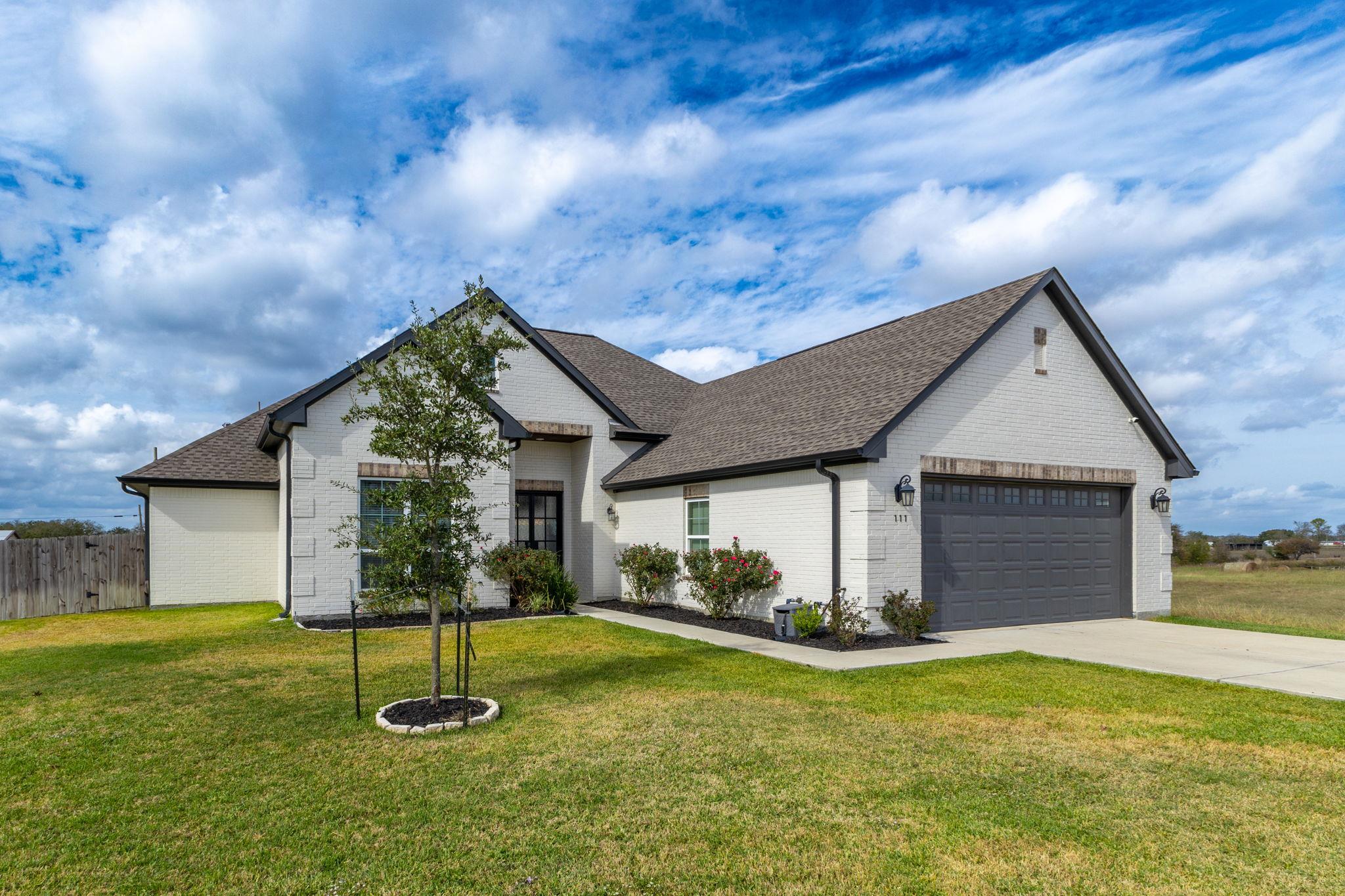 111 Fosters Branch Dr, Schulenburg, TX 78956