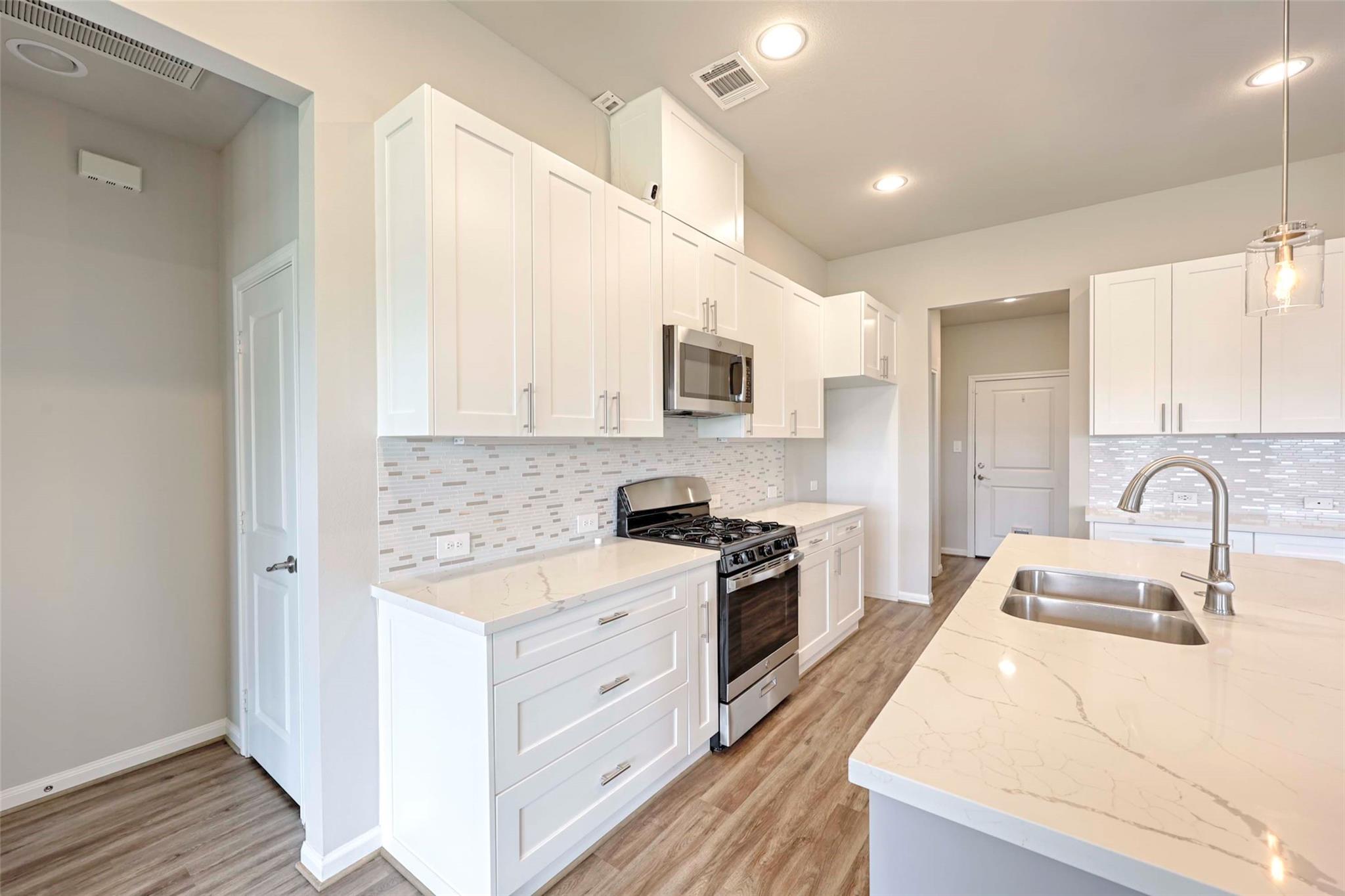 111 Fosters Branch Dr, Schulenburg, TX 78956