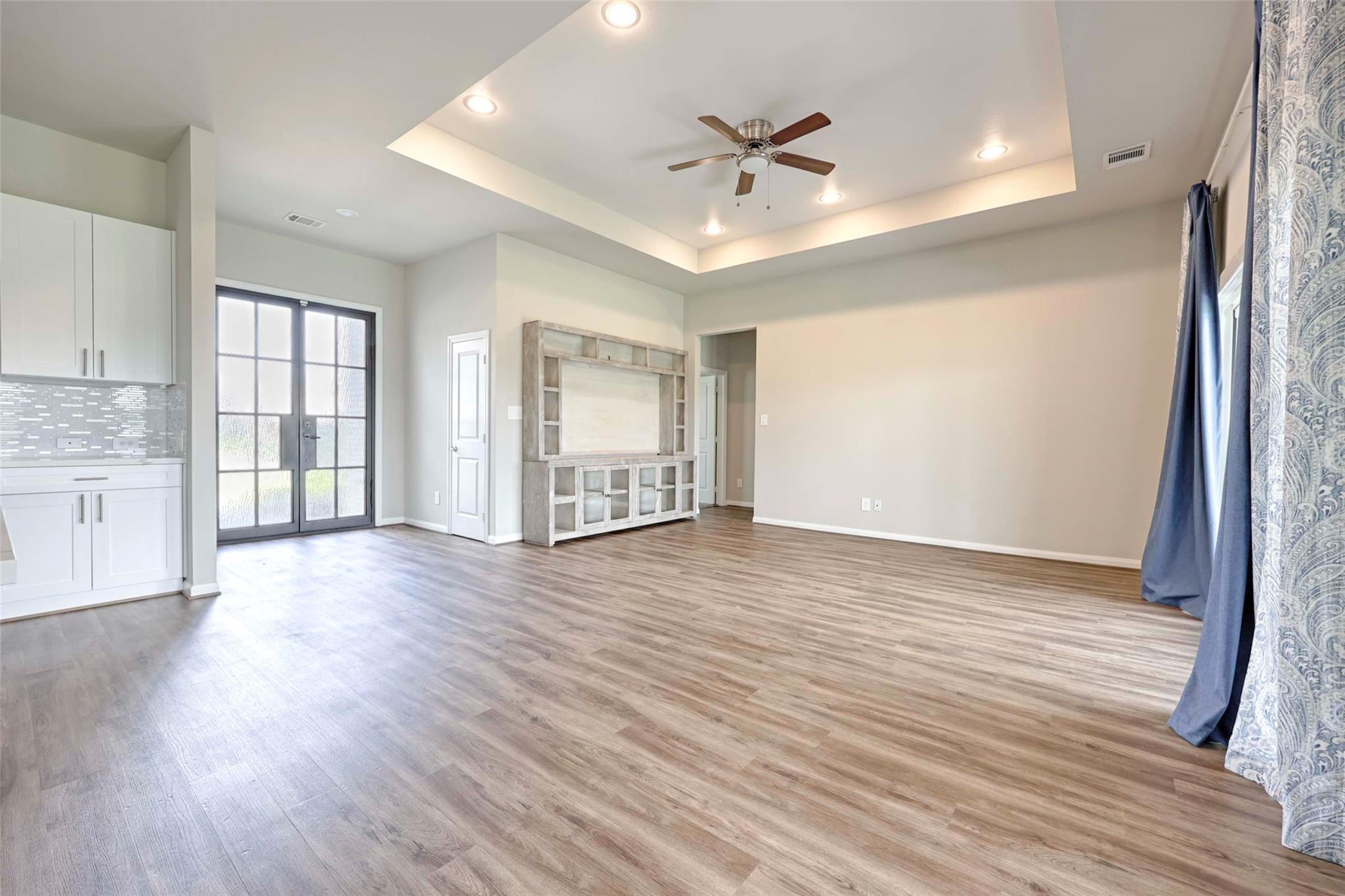 111 Fosters Branch Dr, Schulenburg, TX 78956