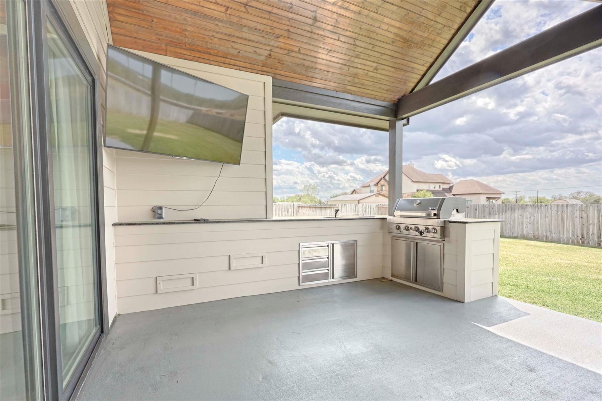 111 Fosters Branch Dr, Schulenburg, TX 78956