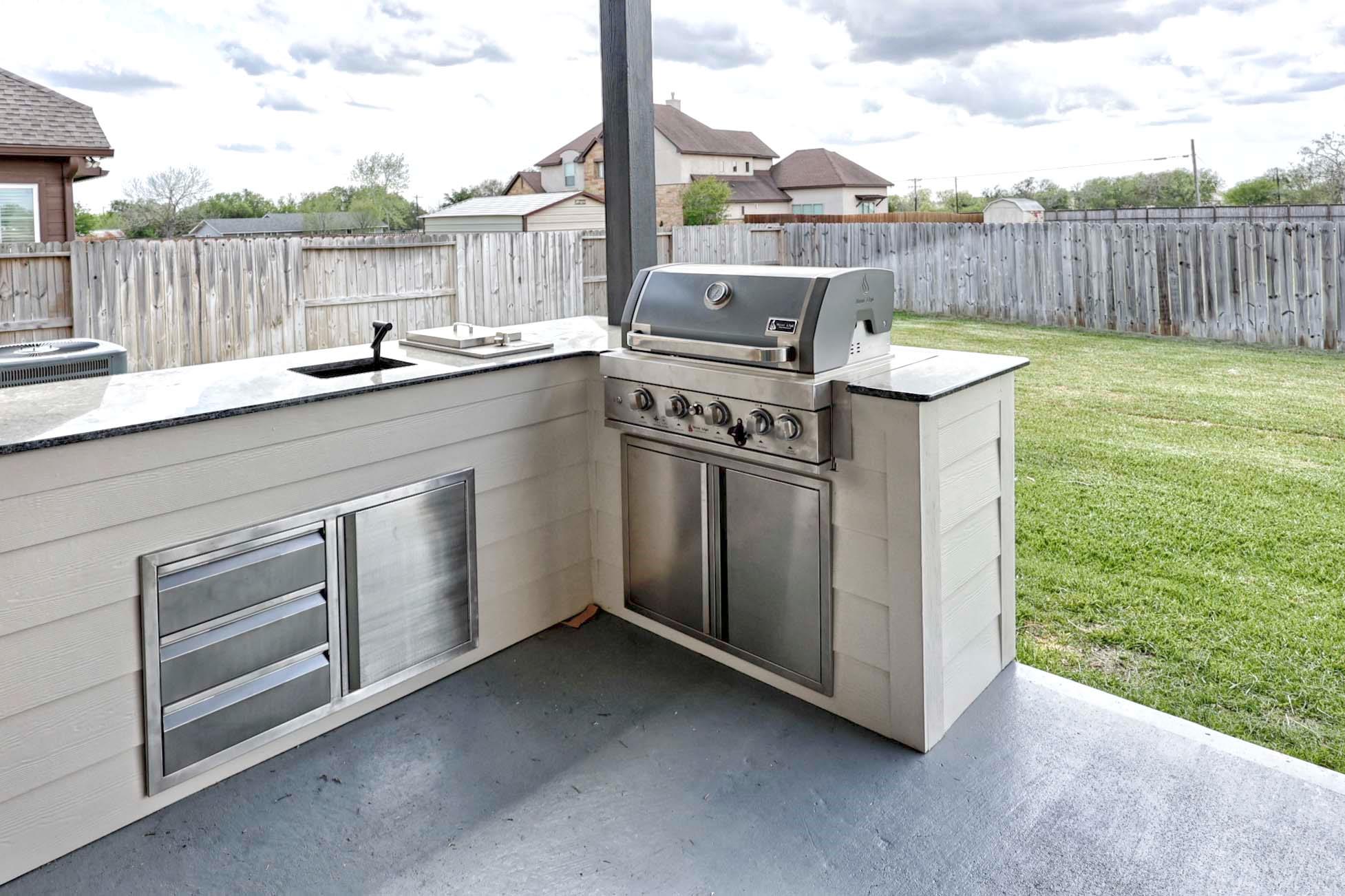 111 Fosters Branch Dr, Schulenburg, TX 78956