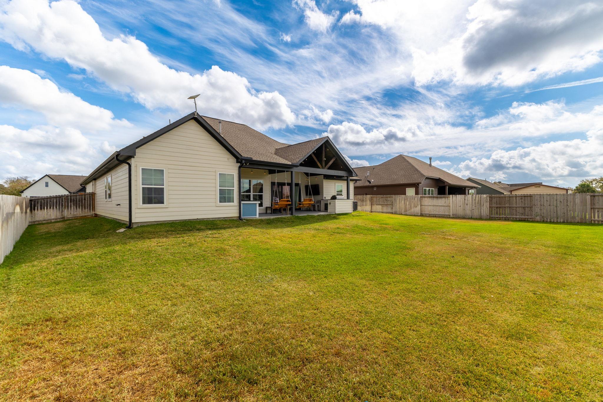 111 Fosters Branch Dr, Schulenburg, TX 78956